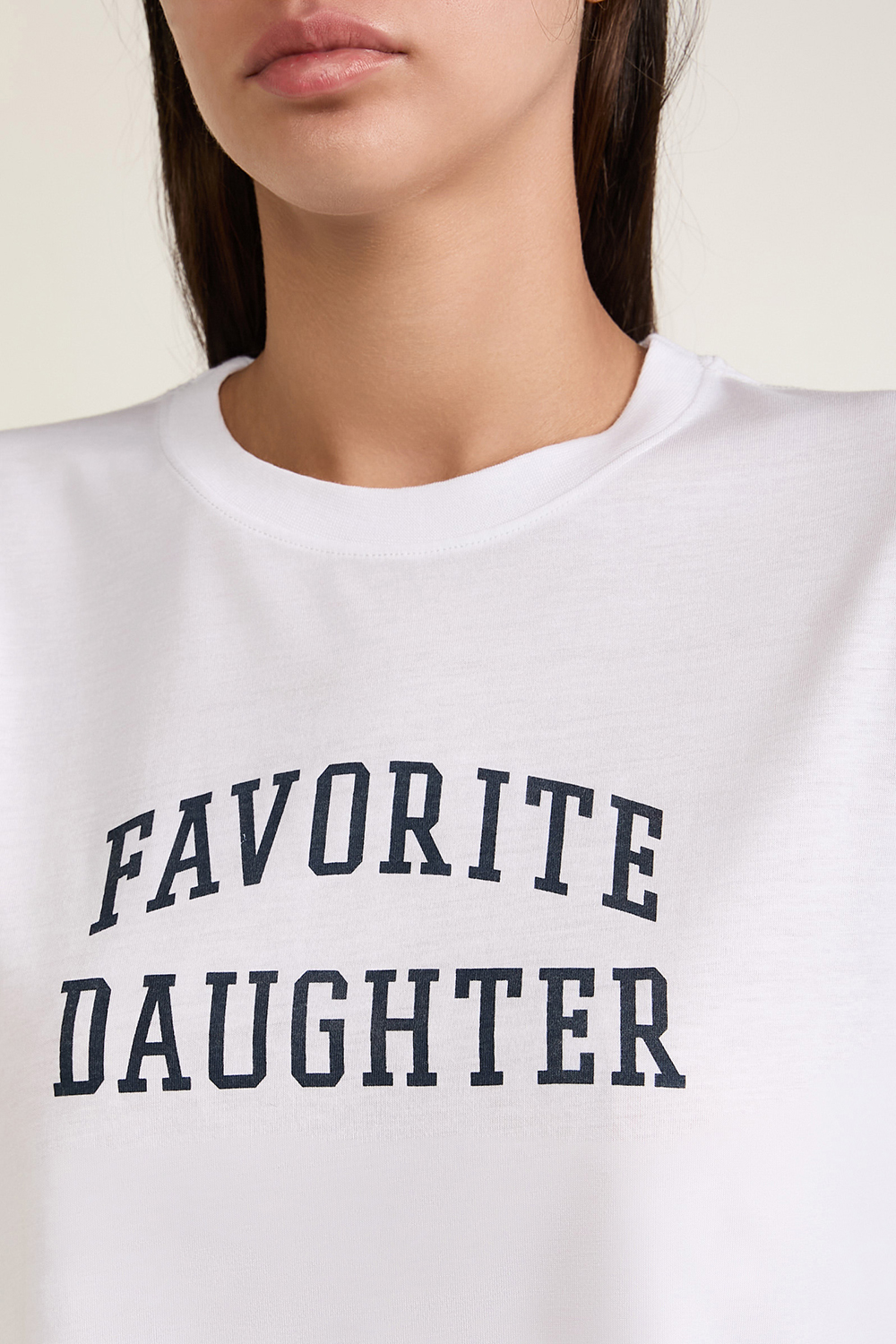 תמונת תקריב דוגמן של חולצת טי קרופ FAVORITE DAUGHTER