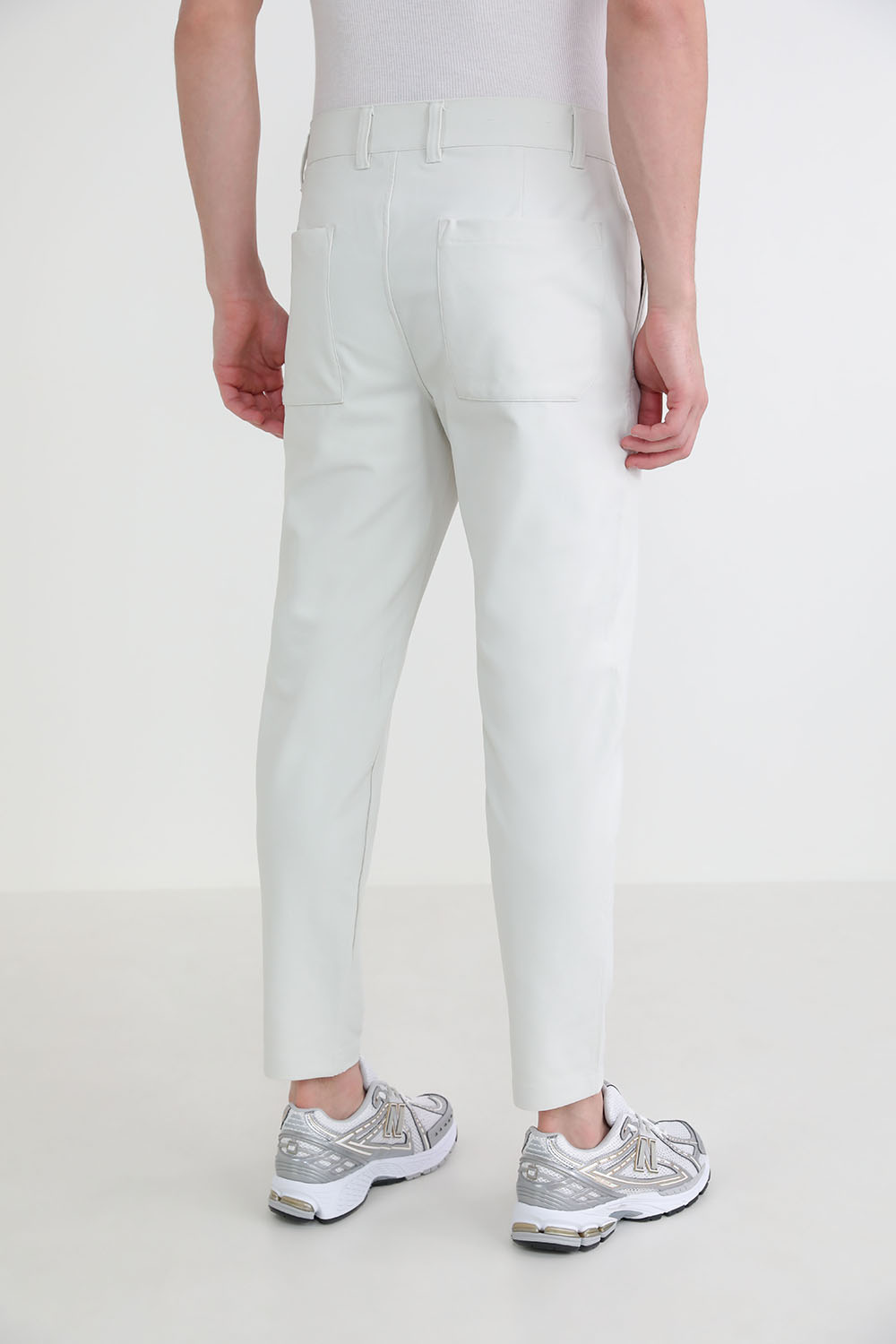 תמונת דוגמן אחורית של Slim-Tapered Twill Trouser *Cropped
