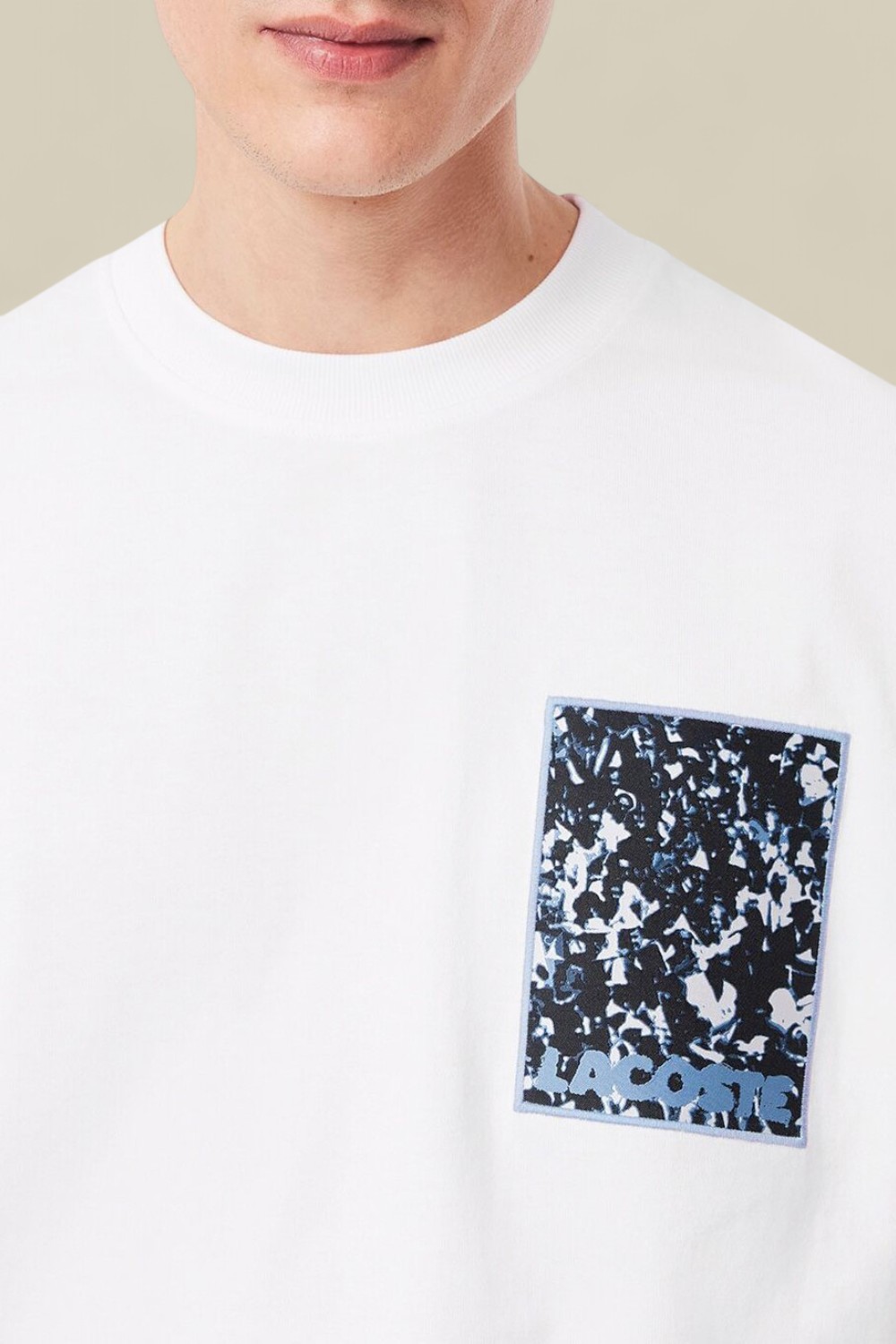 תמונת תקריב דוגמן של חולצת טי LACOSTE
