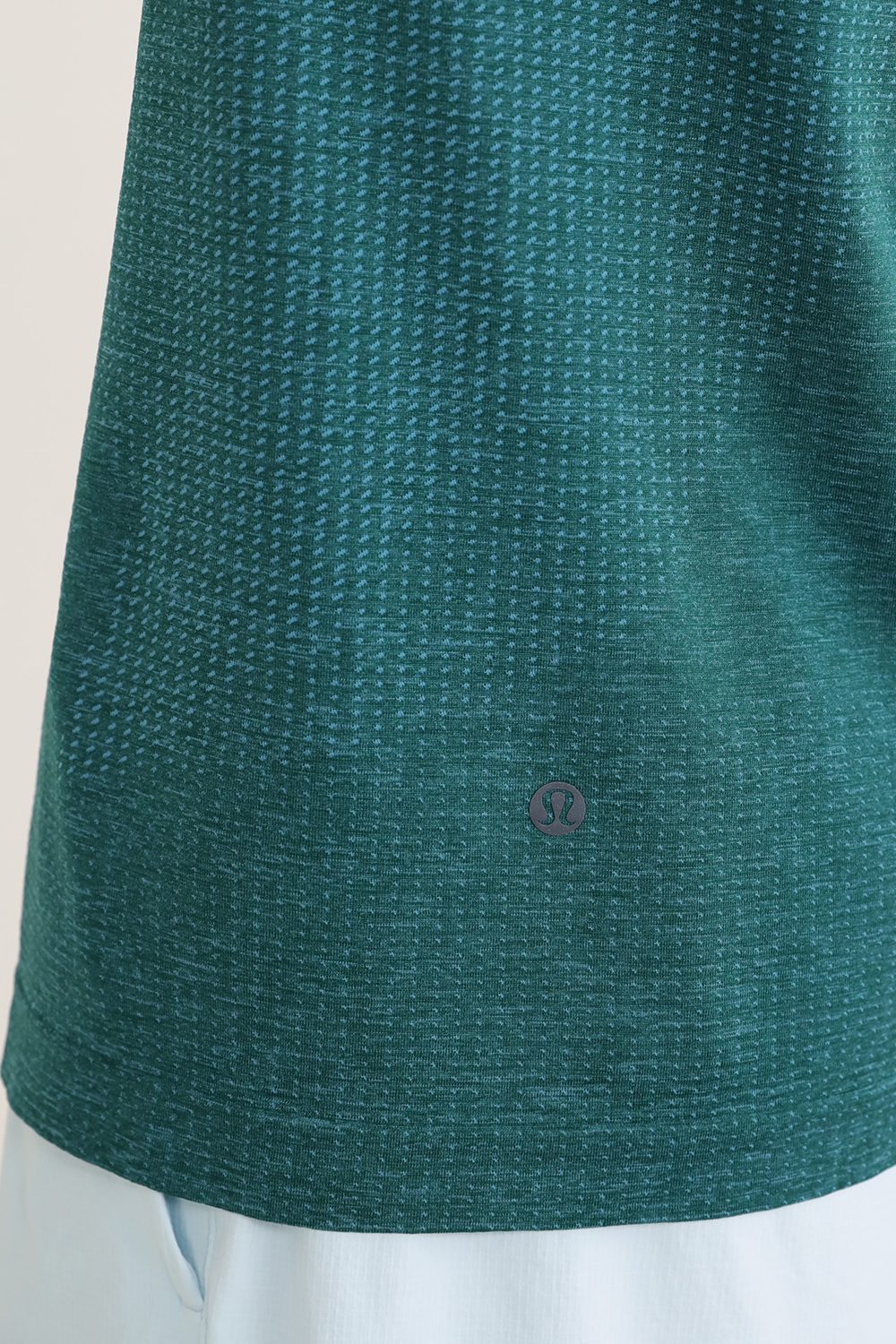 תמונת תקריב דוגמן של Metal Vent Tech Short-Sleeve