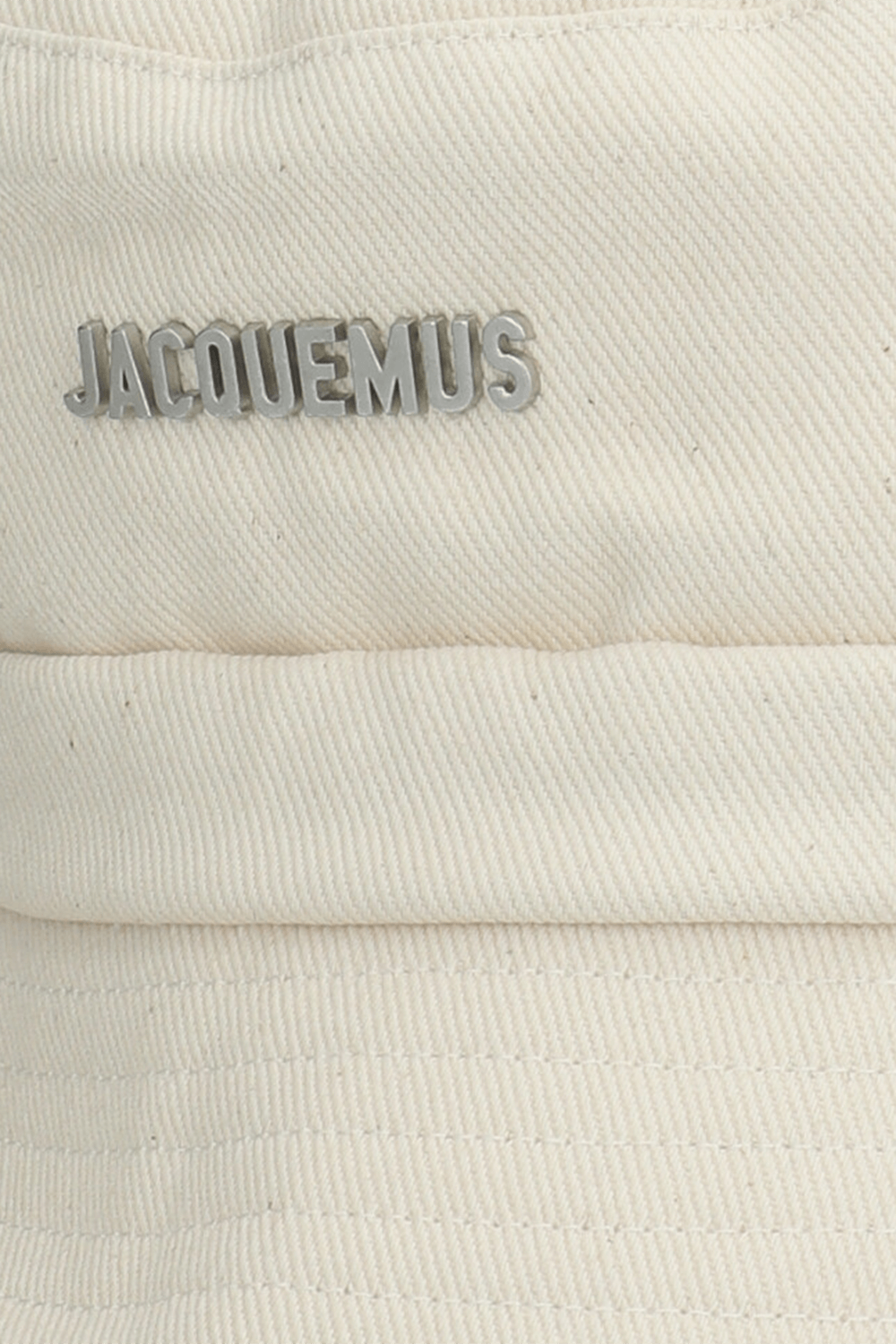תמונת תקריב של כובע באקט לה בוב JACQUEMUS