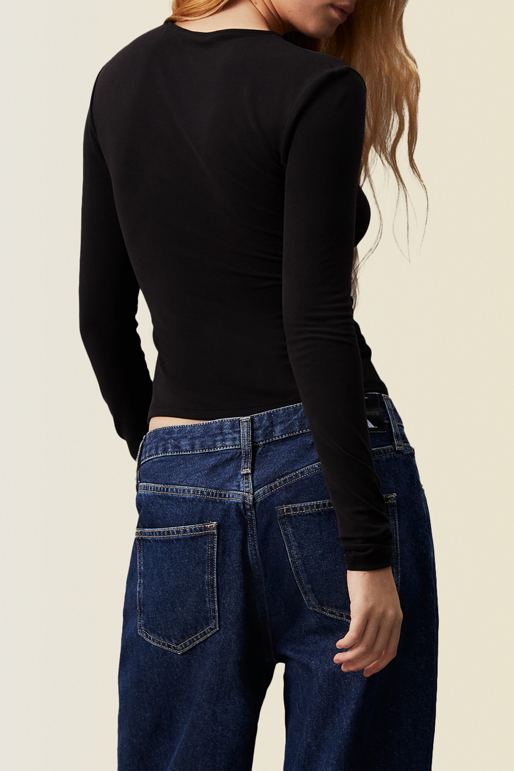 תמונת דוגמן אחורית של חולצת טי צמודה CALVIN KLEIN