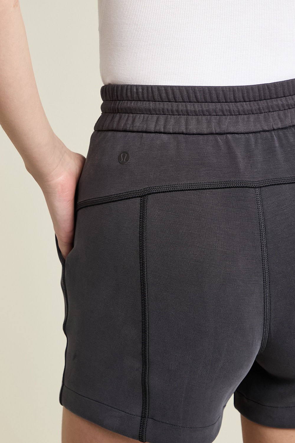 תמונת תקריב דוגמן של Softstreme High-Rise Short 4 LULULEMON