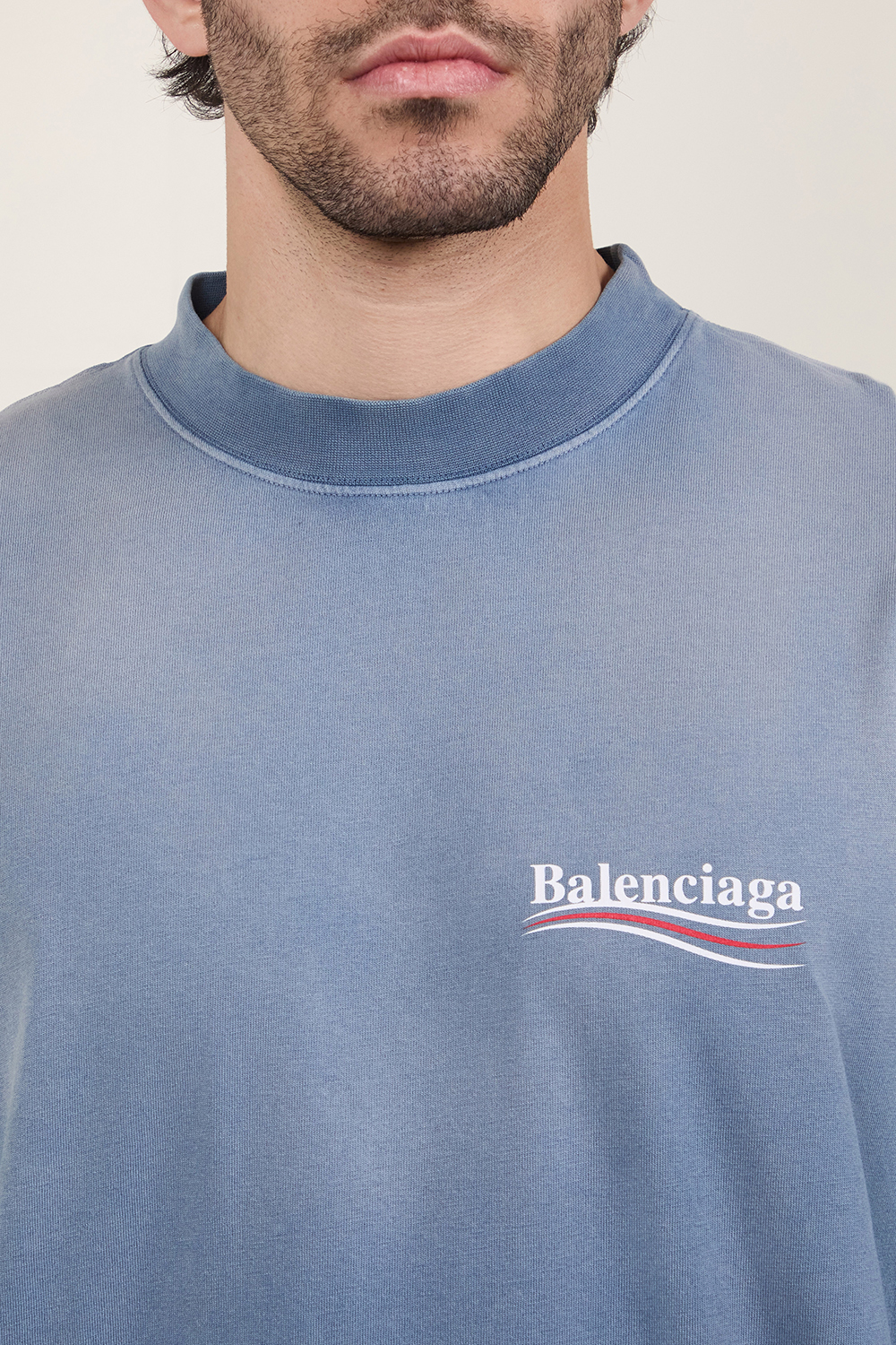 תמונת תקריב דוגמן של חולצת טי BALENCIAGA