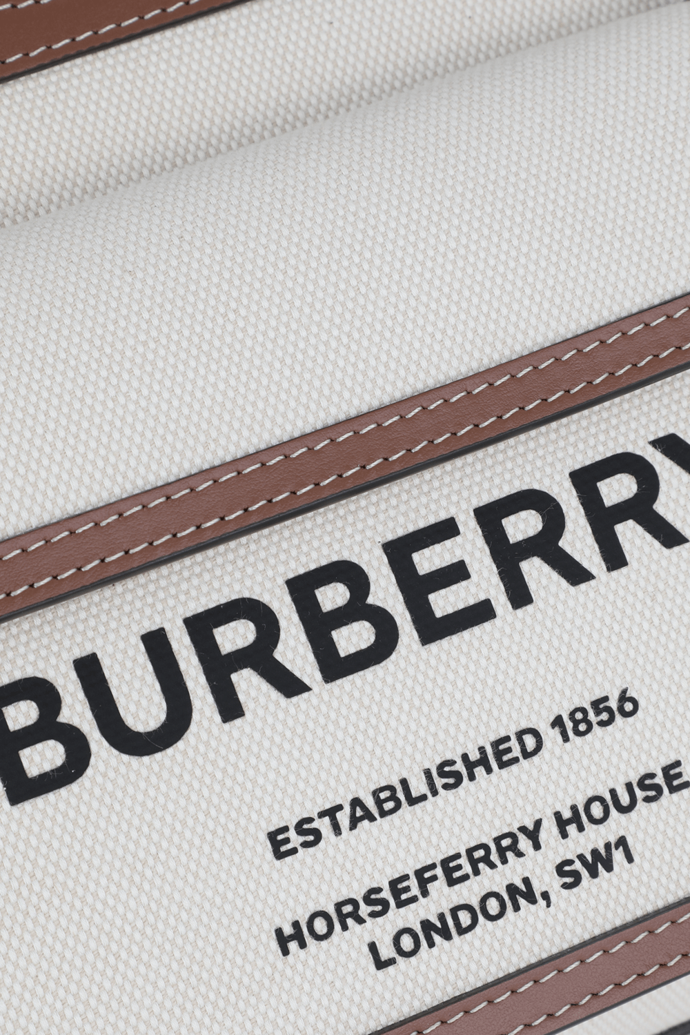תמונת תקריב של תיק נשיאה BURBERRY
