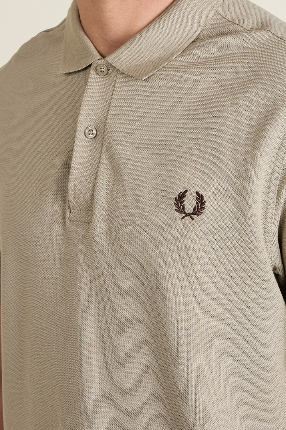 תמונת תקריב דוגמן של חולצת פולו קצרה FRED PERRY