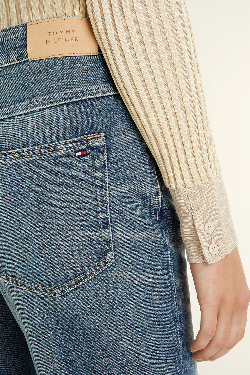 תמונת תקריב דוגמן של מכנסי ג'ינס בגזרה ישרה TOMMY HILFIGER
