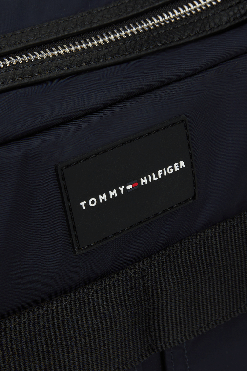תמונת תקריב של תיק נשיאה למחשב TOMMY HILFIGER