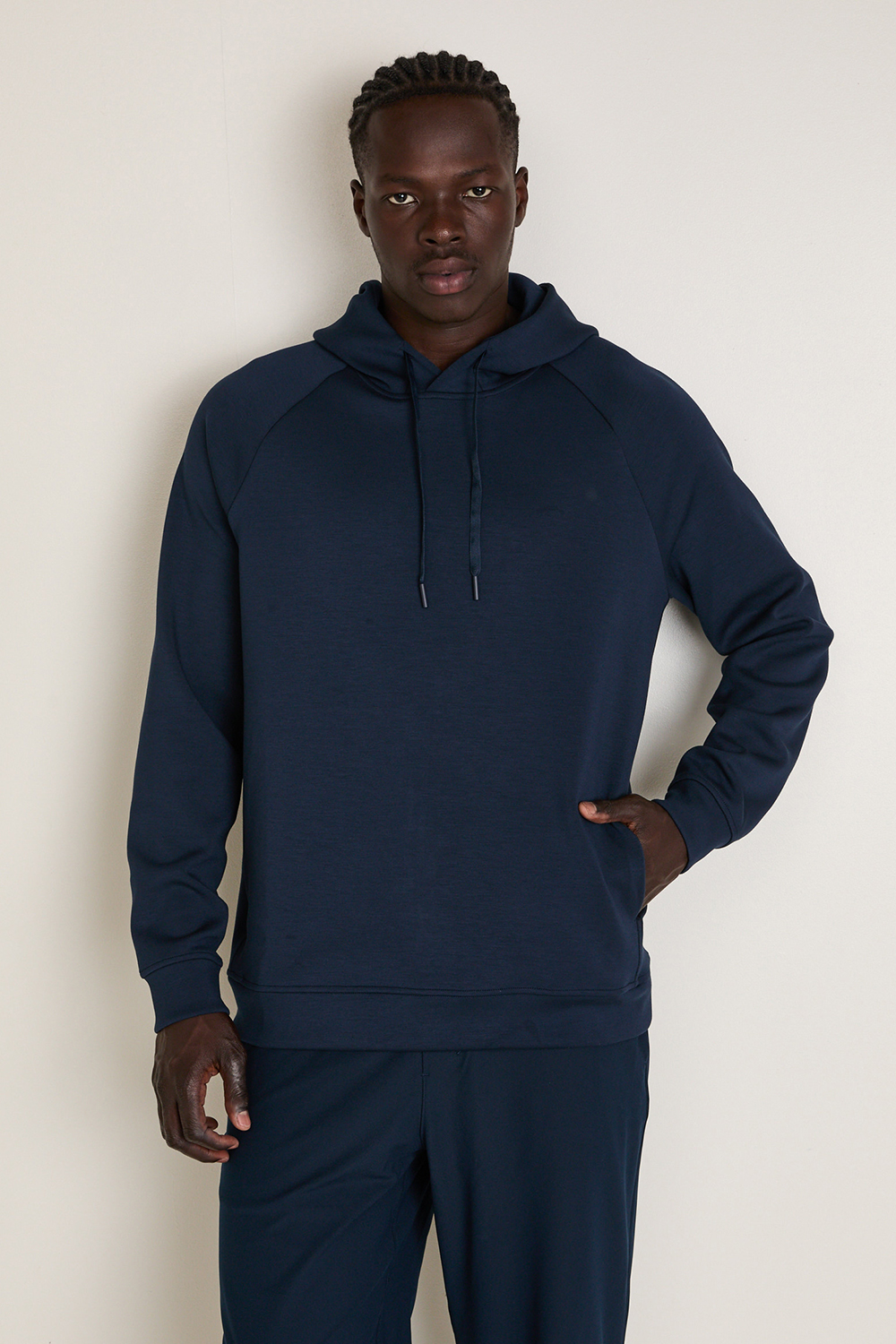 תמונת דוגמן קידמית של Smooth Spacer Classic-Fit Pullover Hoodie