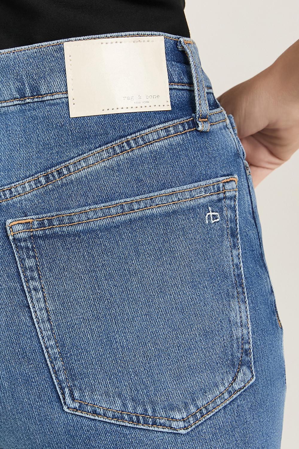 תמונת תקריב דוגמן של מכנסי ג'ינס פייטון RAG & BONE