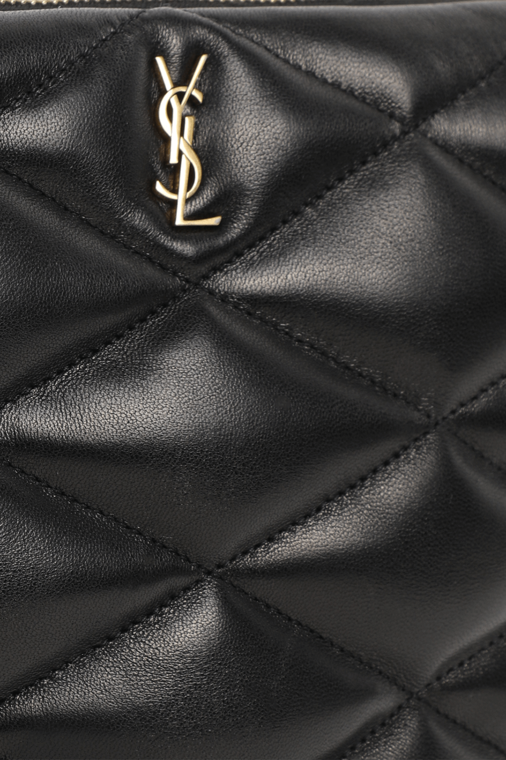 תמונת תקריב של תיק פאוץ' מעור קווילט SAINT LAURENT
