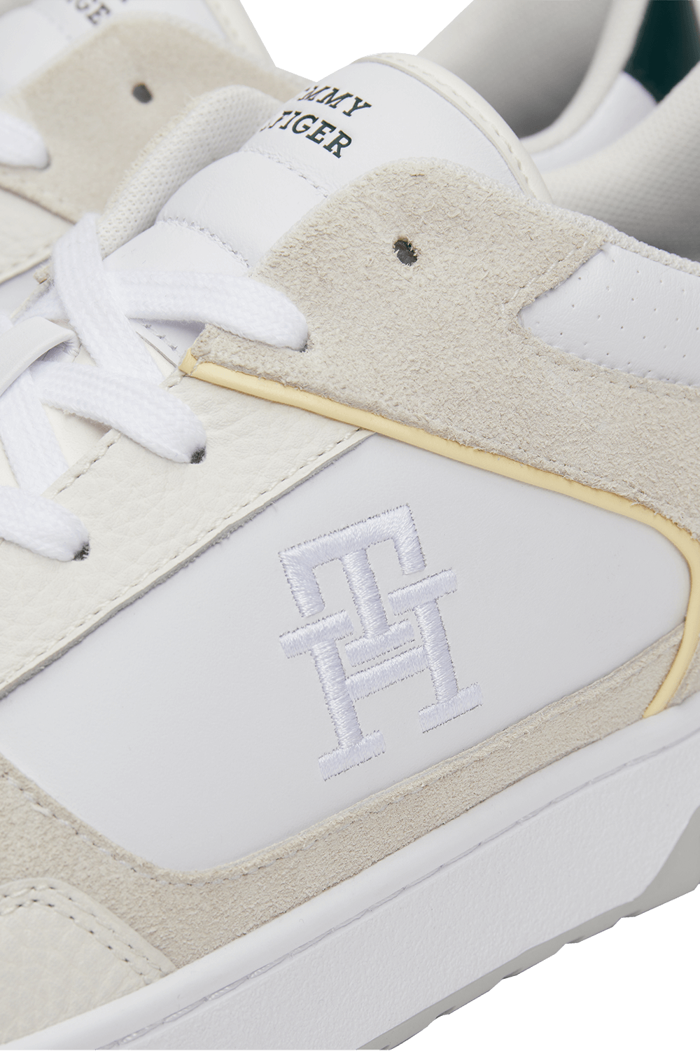 תמונת פנים של נעלי סניקרס באסקט TOMMY HILFIGER