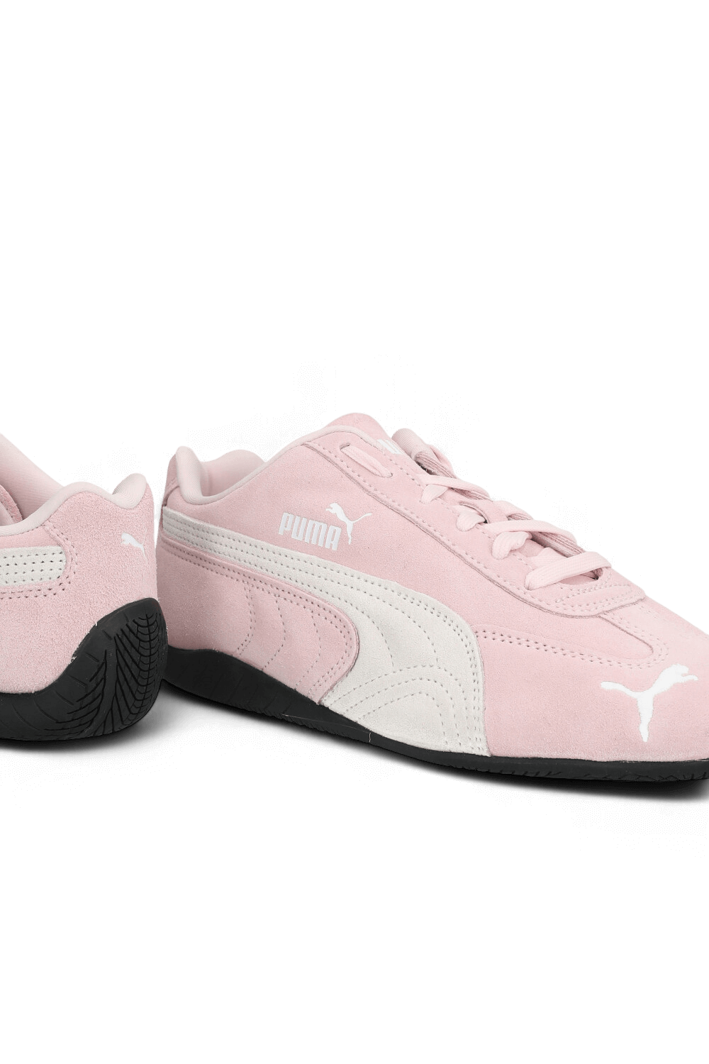 תמונת תקריב של נעלי סניקרס ספידקאט PUMA