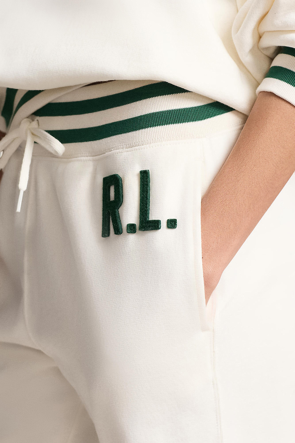 תמונת תקריב דוגמן של מכנסי ג'וג ארוכים POLO RALPH LAUREN