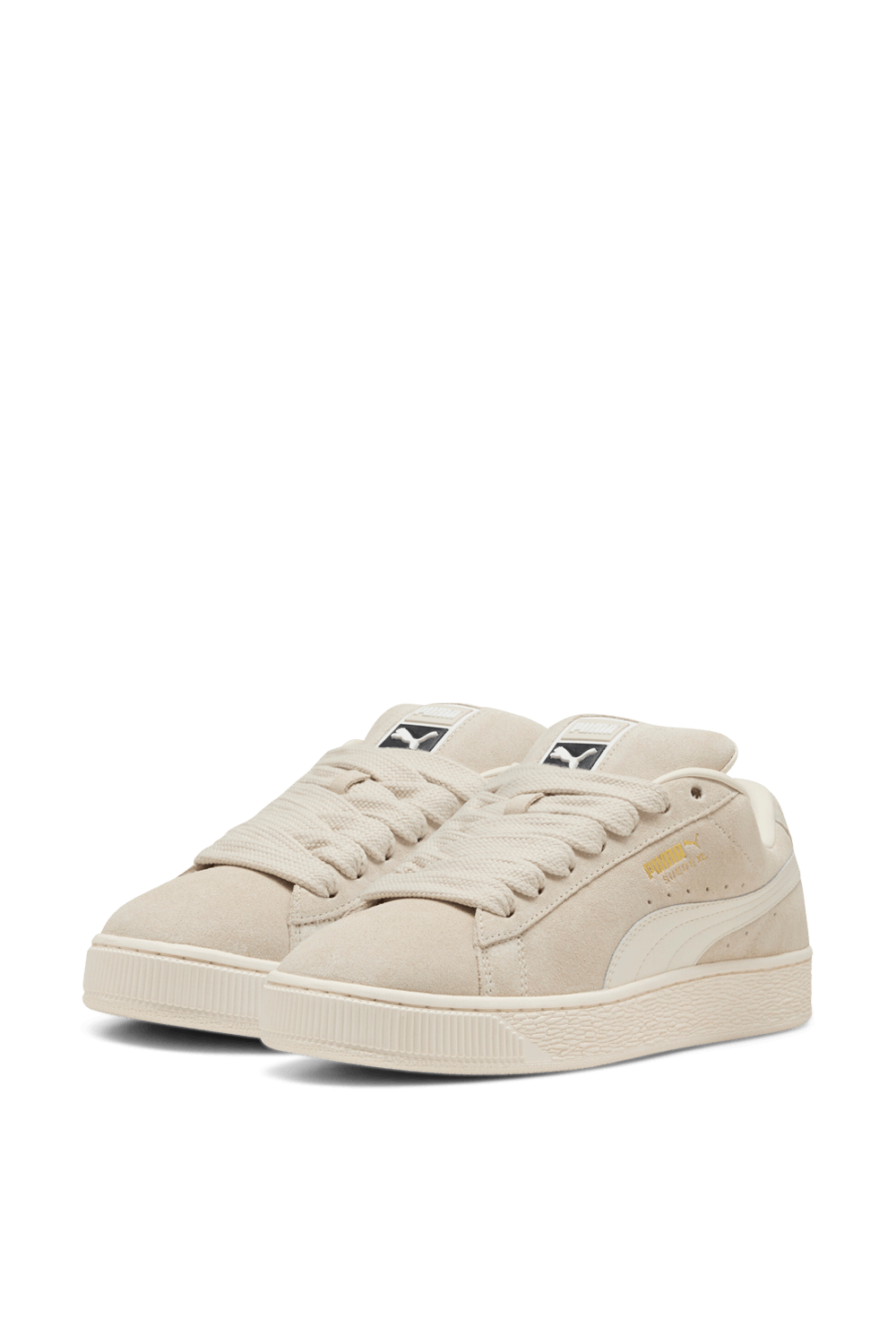 תמונת תקריב של נעלי סניקרס PUMA