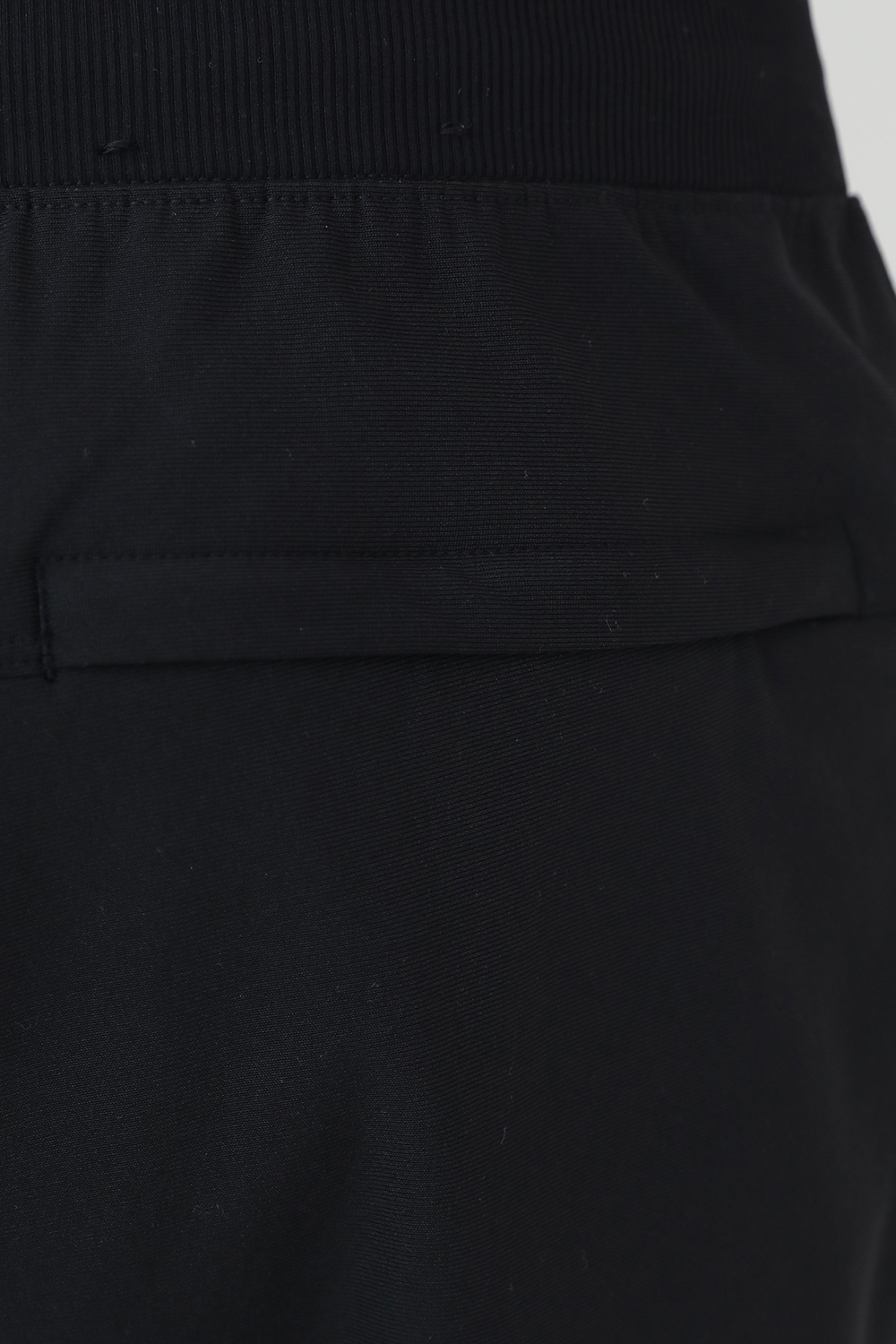 תמונת תקריב דוגמן של ABC Jogger Shorter