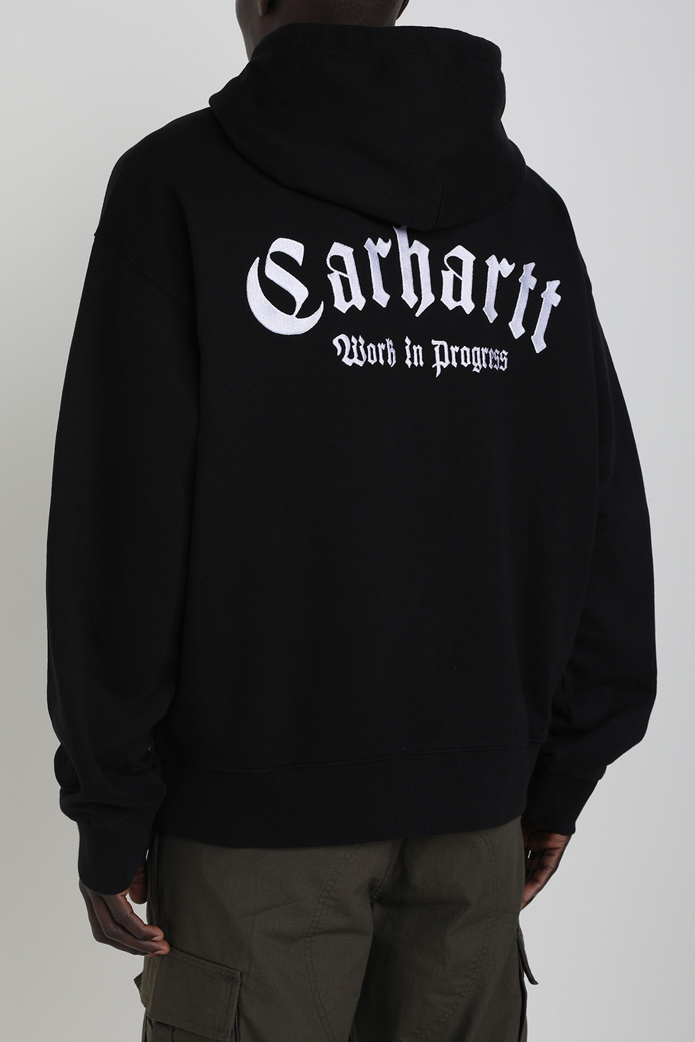 תמונת תקריב דוגמן של סווטשירט קפוצ'ון CARHARTT WIP