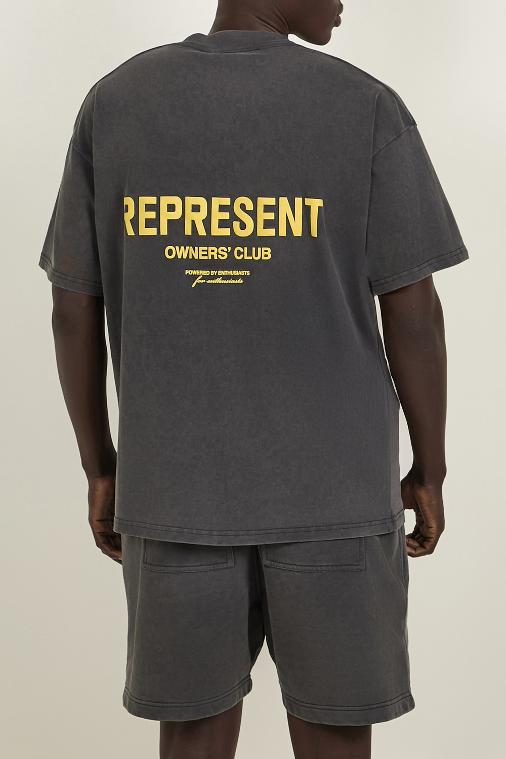 תמונת תקריב דוגמן של חולצת טי REPRESENT