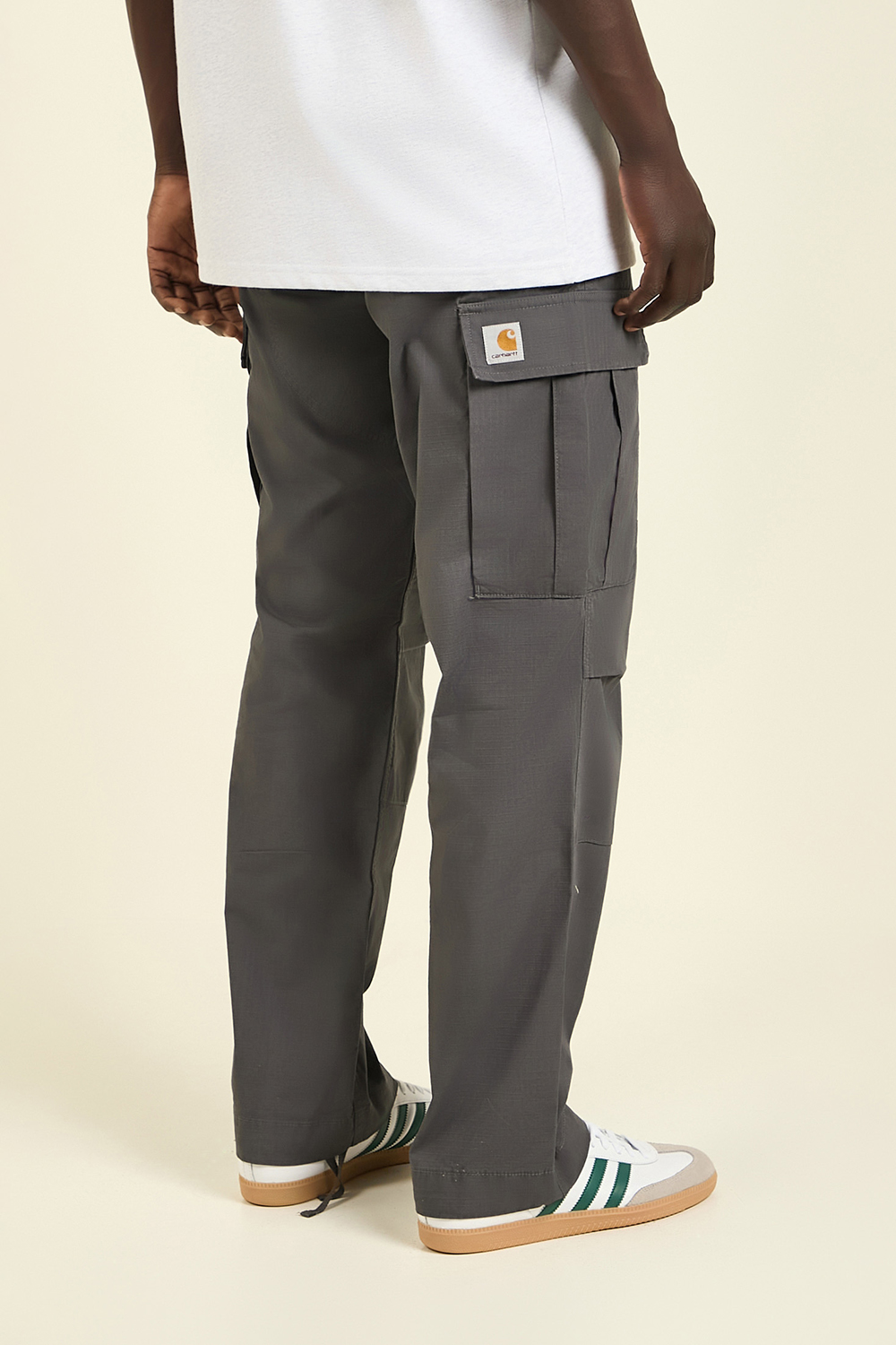 תמונת תקריב דוגמן של מכנסי קרגו CARHARTT WIP