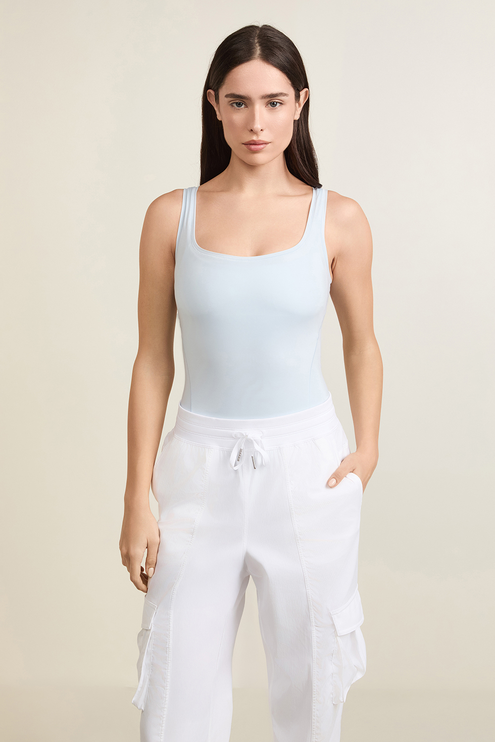 תמונת דוגמן קידמית של Nulu Square-Neck Sleeveless Bodysuit