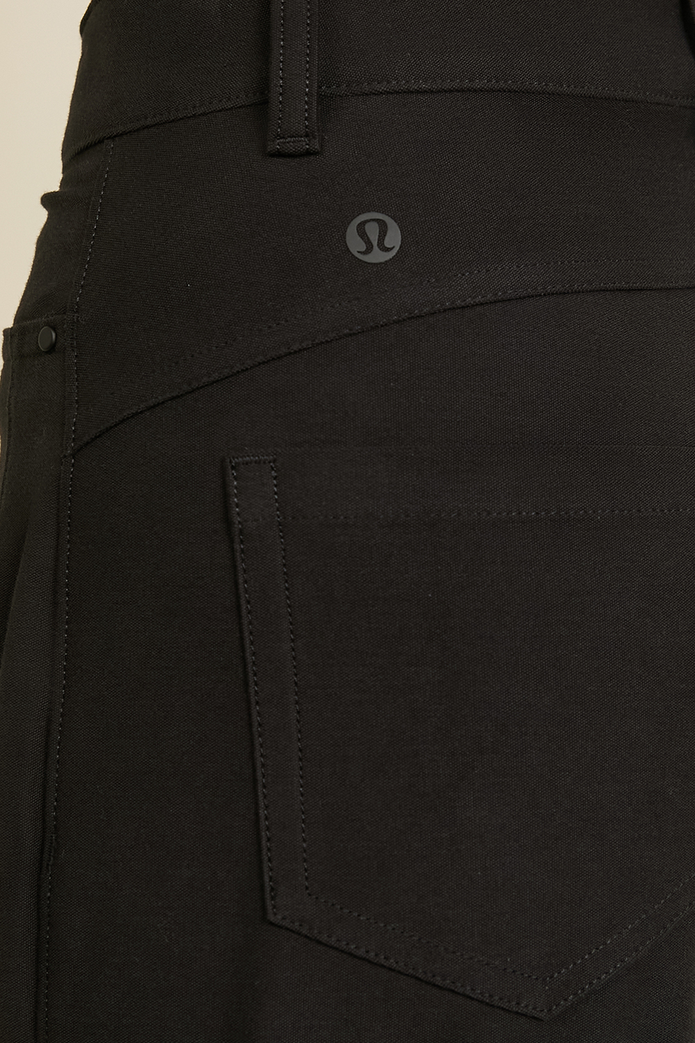 תמונת תקריב דוגמן של City Sleek Barrel-Leg Pant Lt Utilitech™