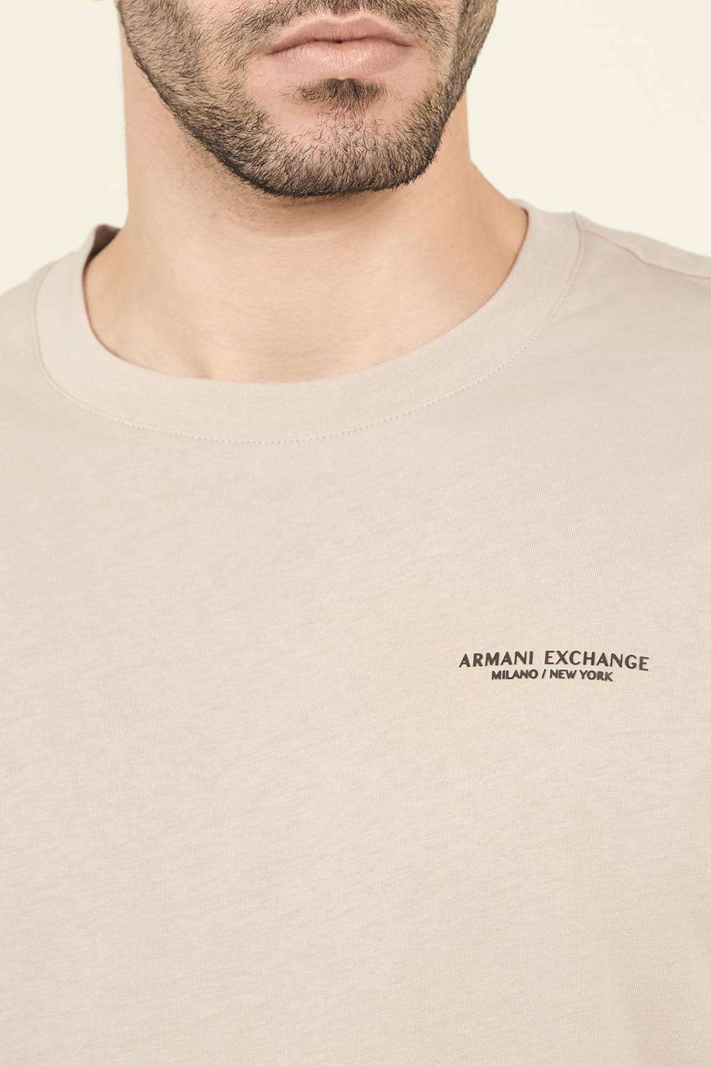 תמונת תקריב דוגמן של חולצת טי ARMANI EXCHANGE