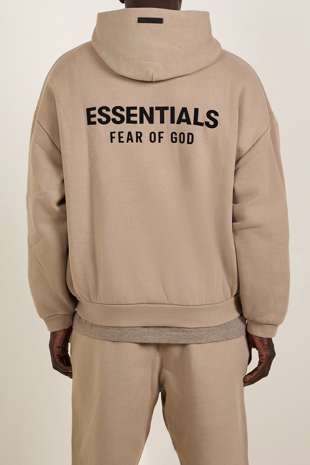 תמונת תקריב דוגמן של סווטשירט קפוצ'ון FEAR OF GOD ESSENTIALS