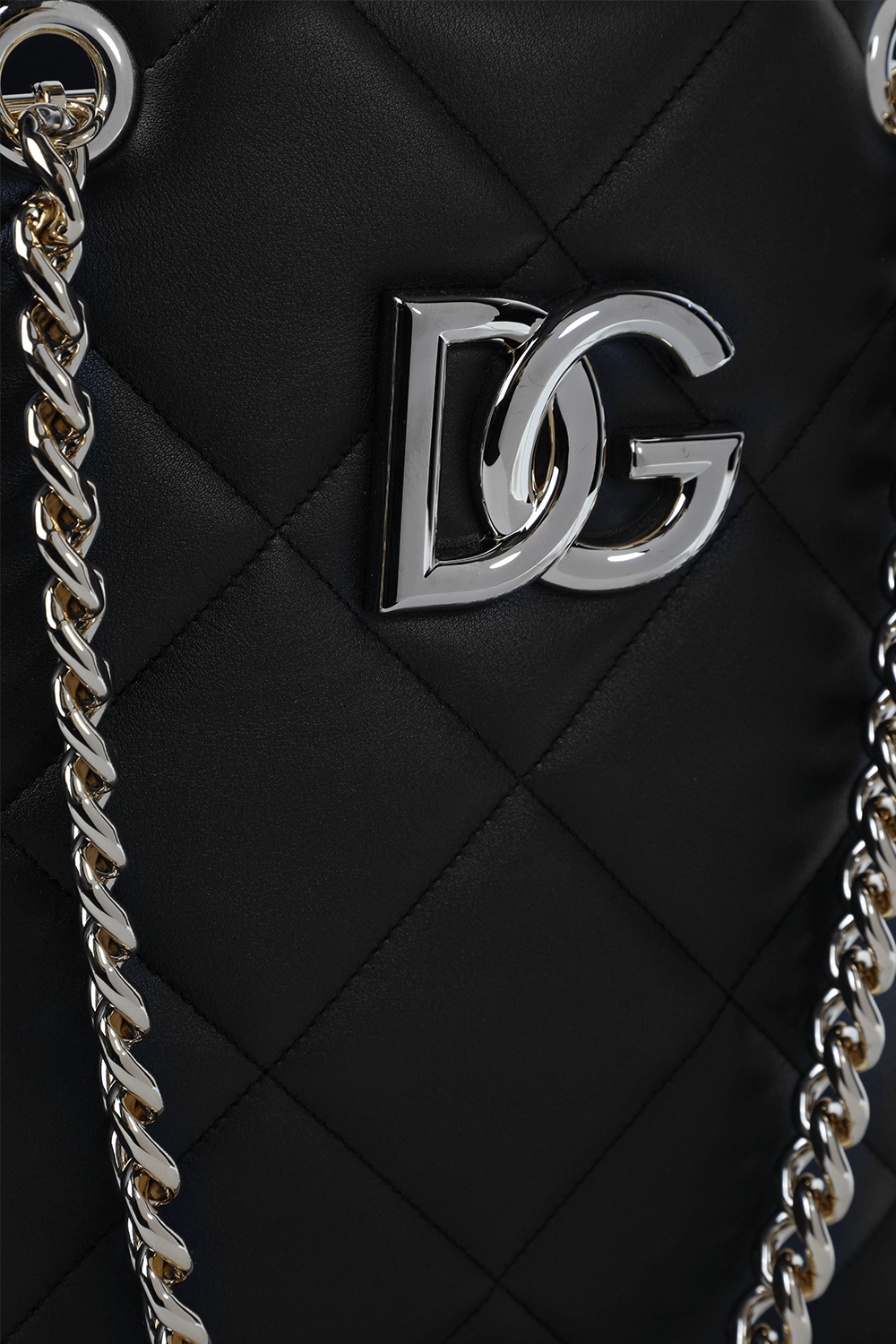 תמונת תקריב של תיק נשיאה עם תפרי קווילט DOLCE & GABBANA