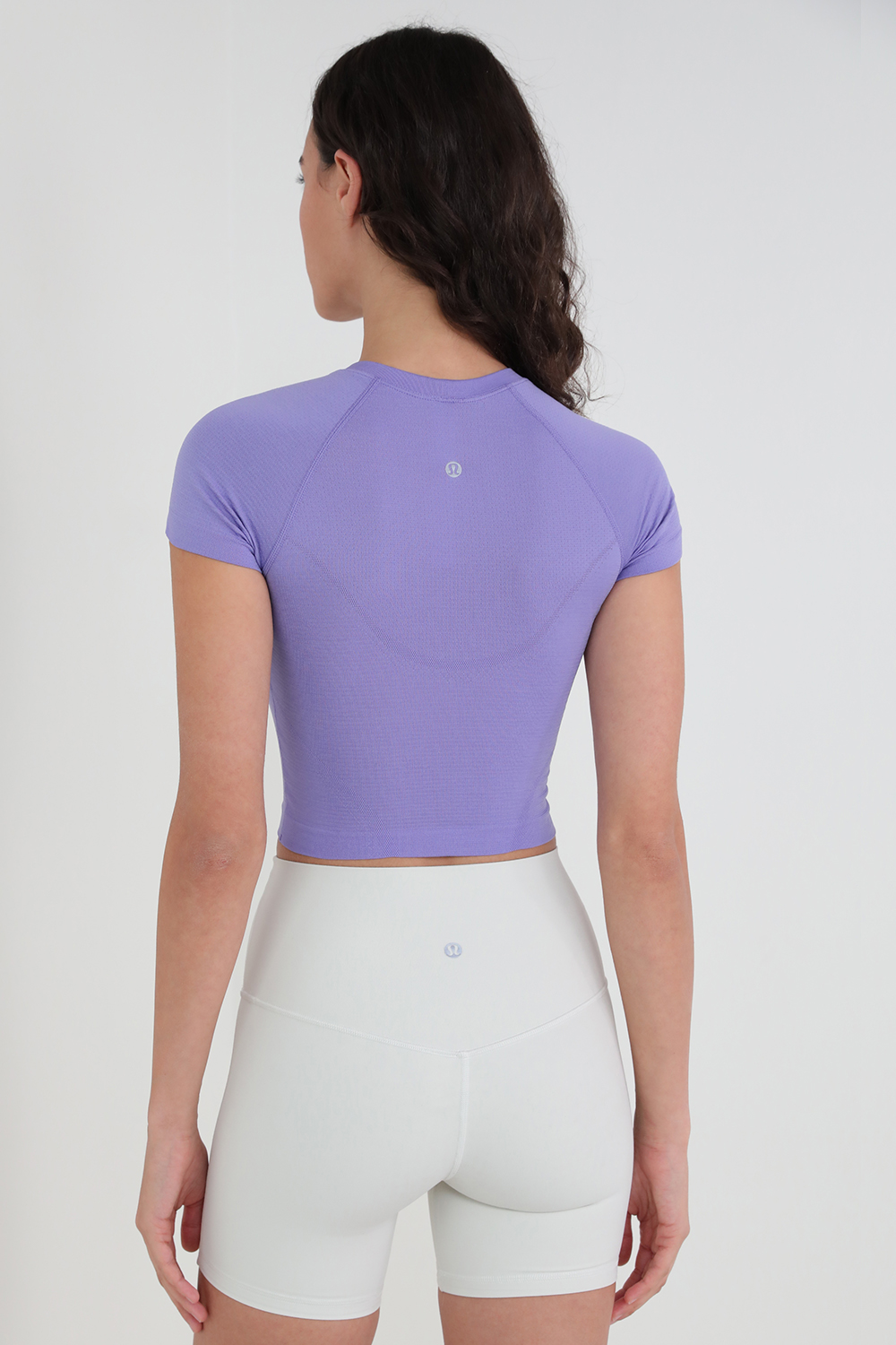תמונת דוגמן אחורית של Swiftly Tech Cropped Short-Sleeve Shirt 2.0