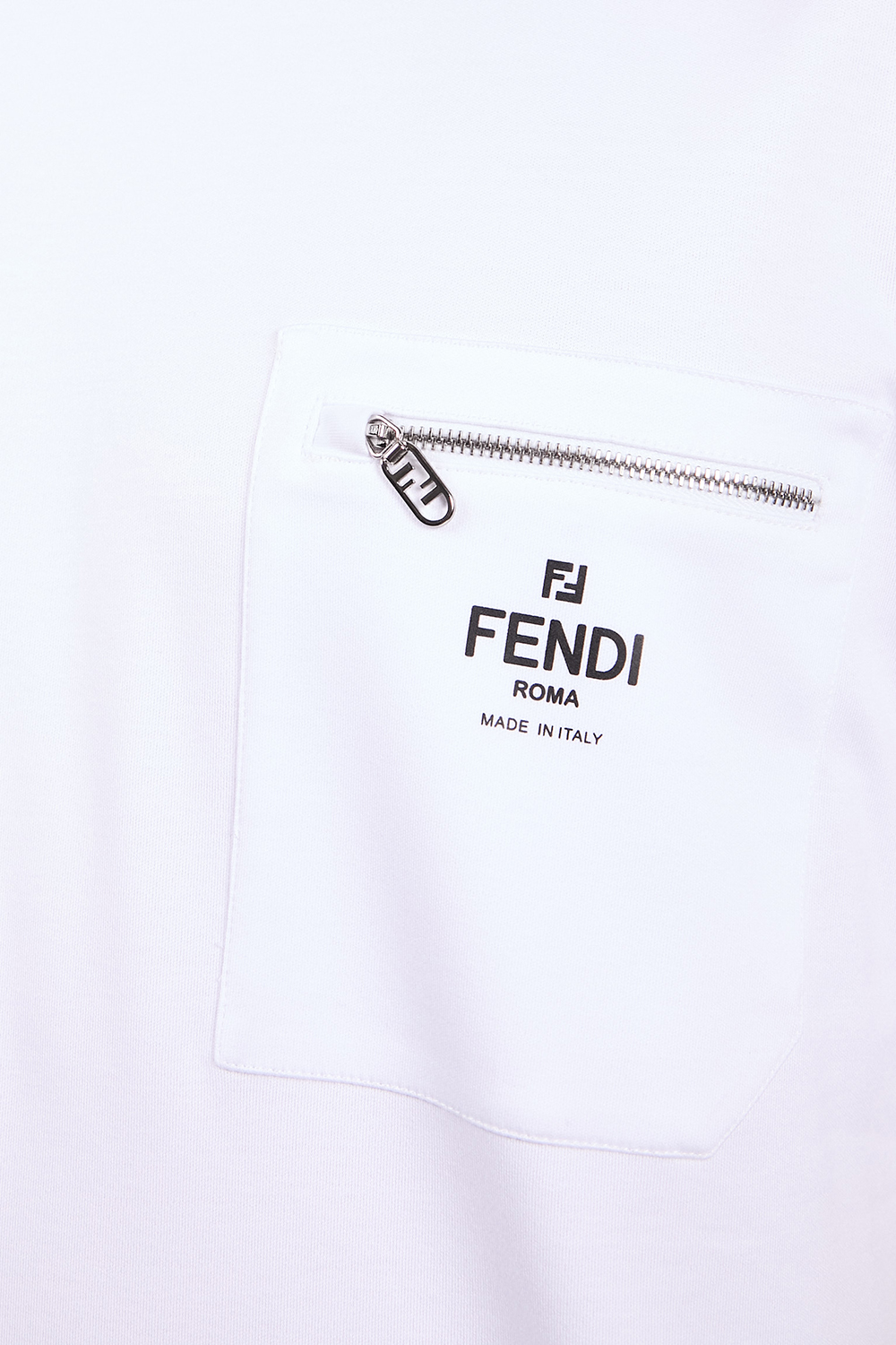 תמונת תקריב דוגמן של חולצת טי FENDI