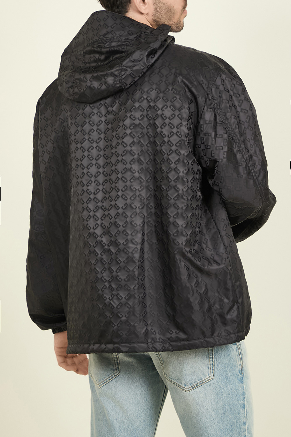 תמונת דוגמן אחורית של מעיל רוח קפוצ'ון GIVENCHY