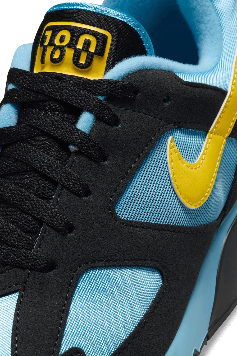 תמונת תקריב של נעלי סניקרס NIKE