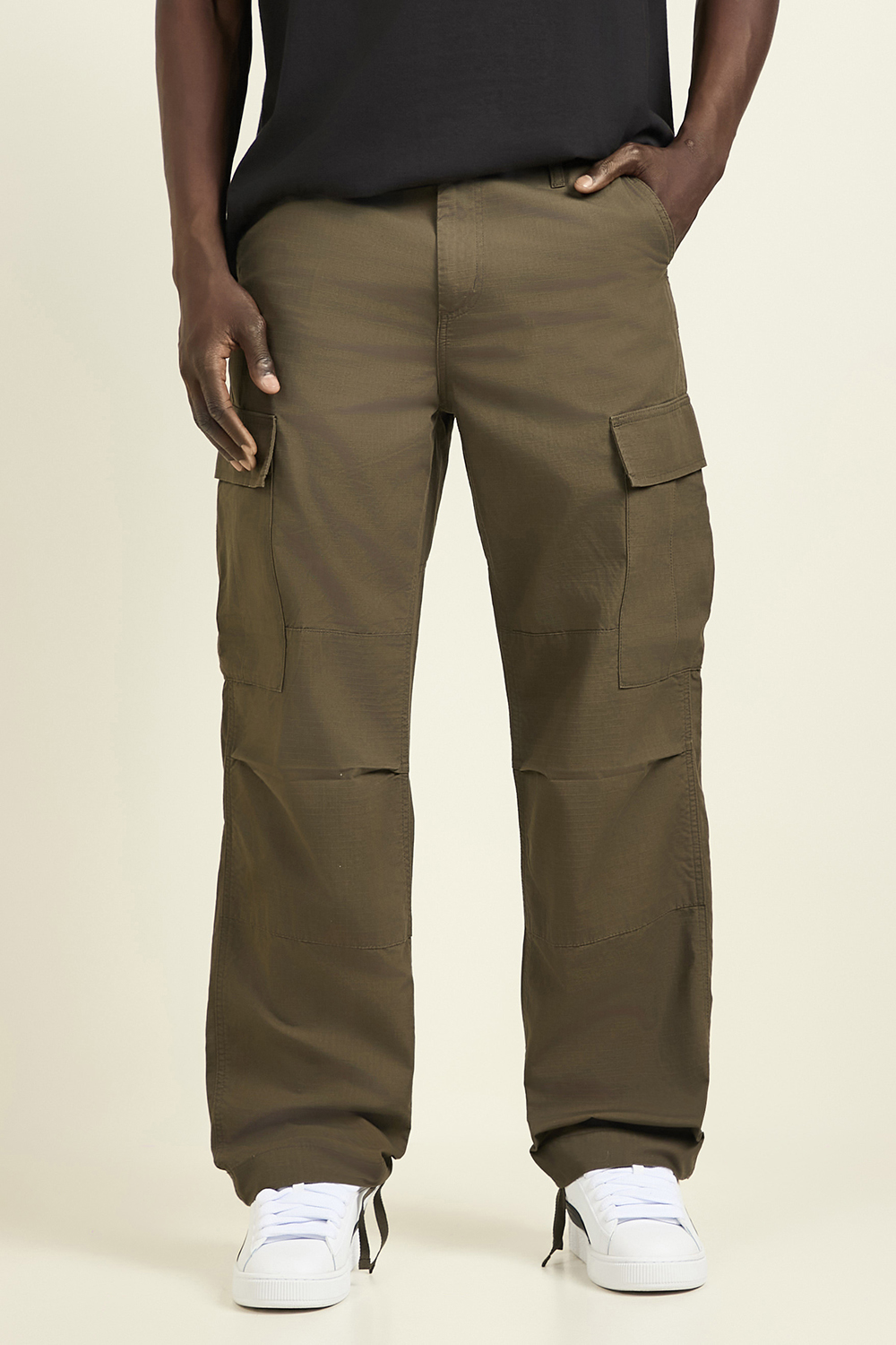 תמונת דוגמן קידמית של מכנסי קרגו CARHARTT WIP