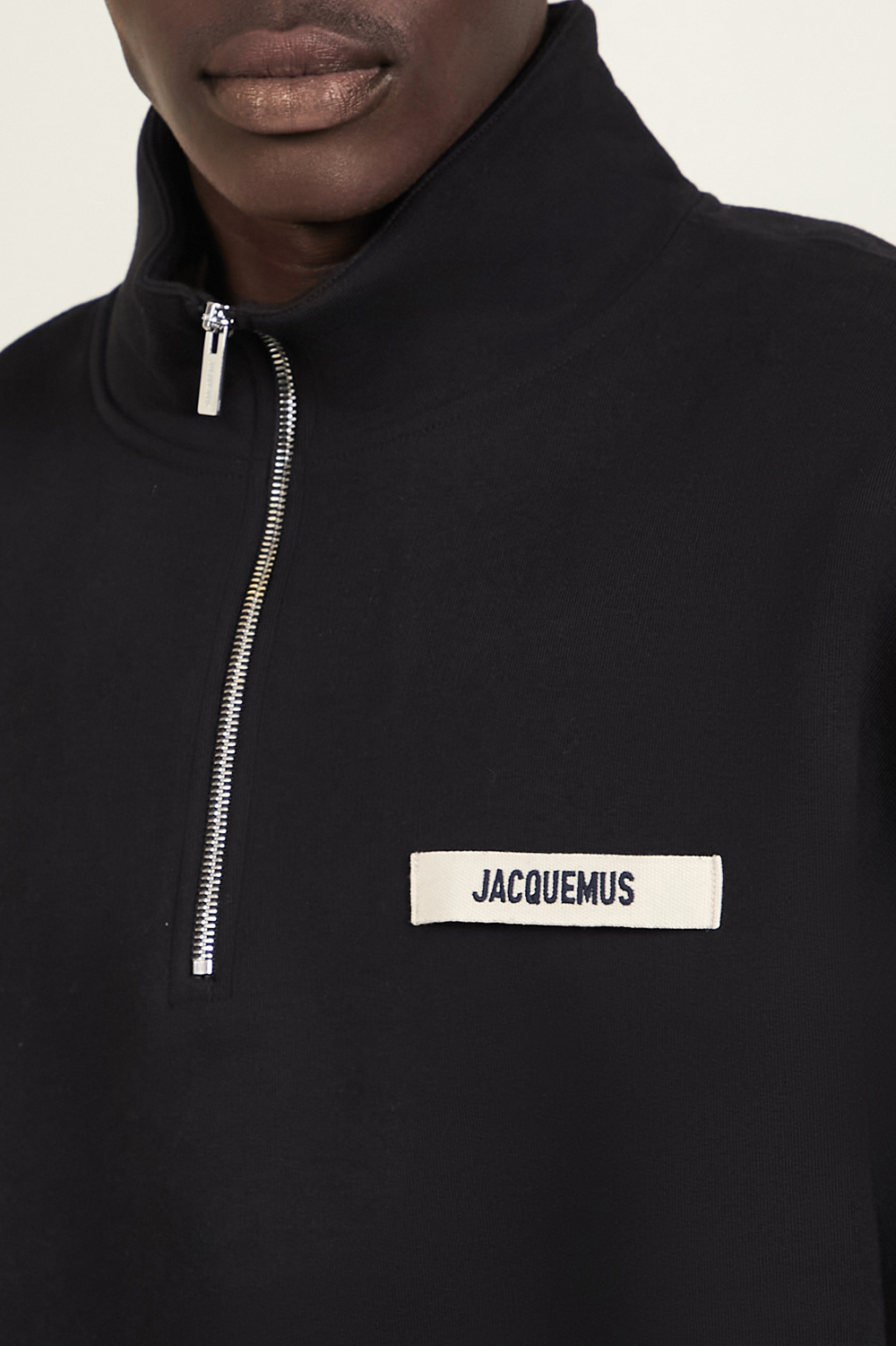 תמונת דוגמן אחורית של סווטשירט עם חצי רוכסן JACQUEMUS
