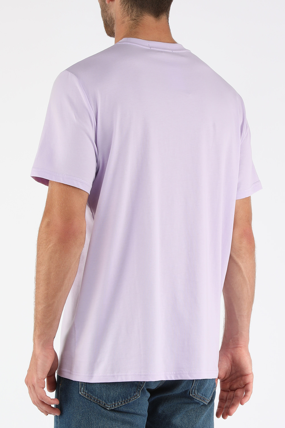 תמונת דוגמן אחורית של חולצת טי עם לוגו רקום FRED PERRY