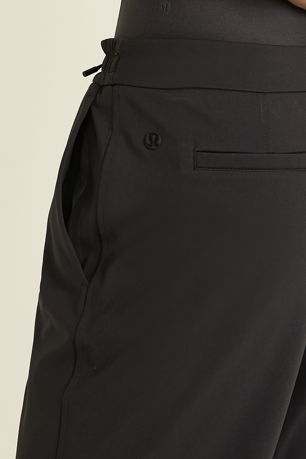 תמונת תקריב דוגמן של Tapered-Leg Mid-Rise Pant 7/8 Length Luxtreme LULULEMON