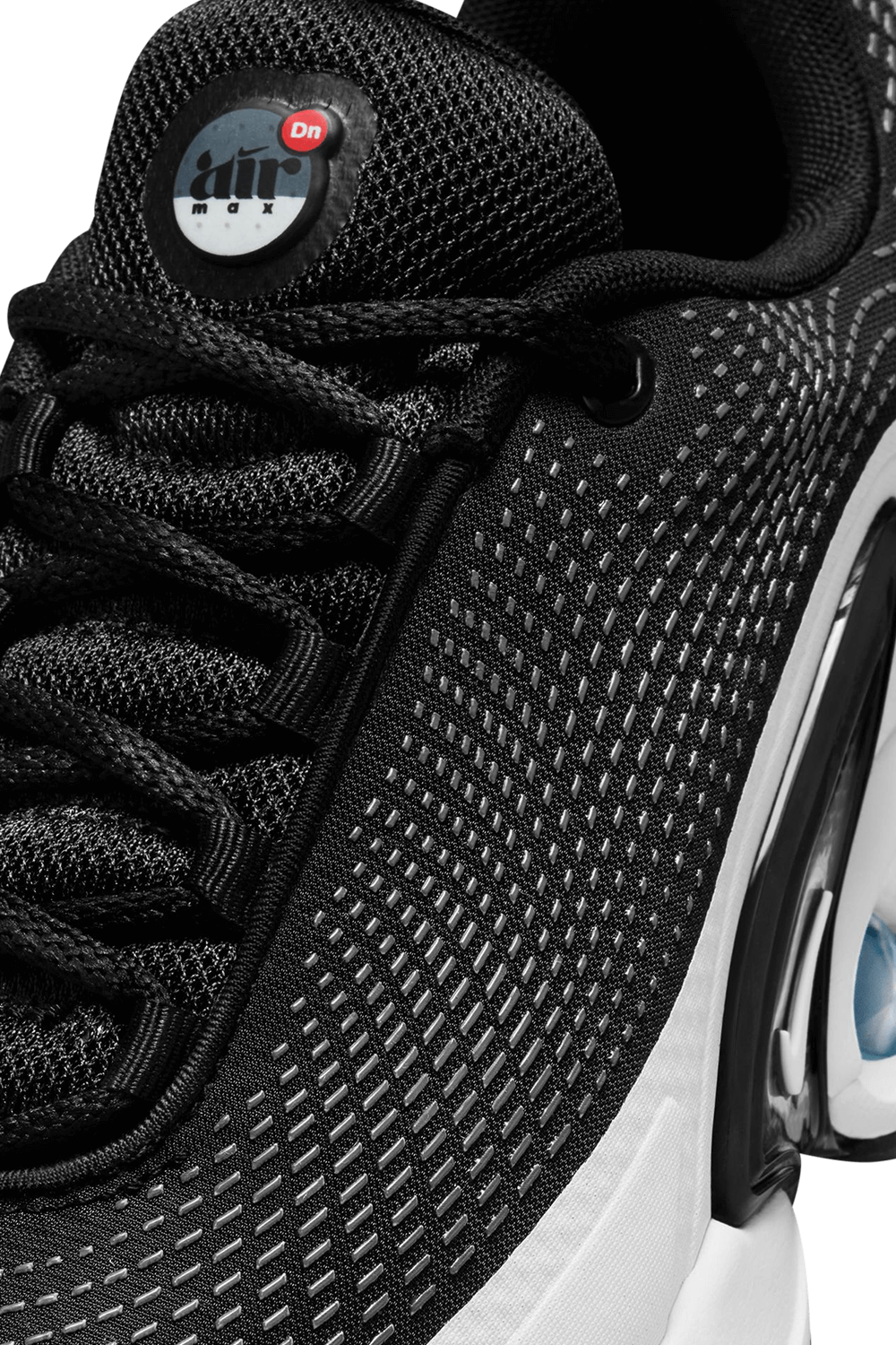 תמונת תקריב של נעלי סניקרס אייר מקס דינמיק NIKE