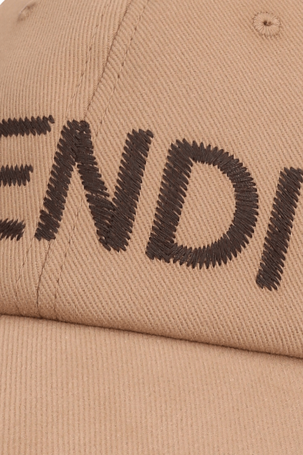 תמונת תקריב של כובע מצחייה FENDI