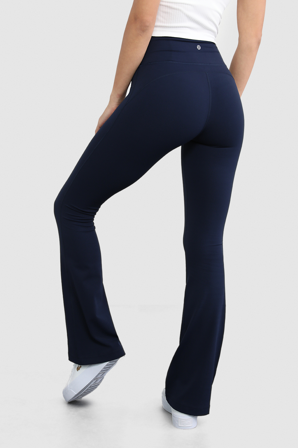 תמונת דוגמן אחורית של Groove Super-High-Rise Flared Pant
