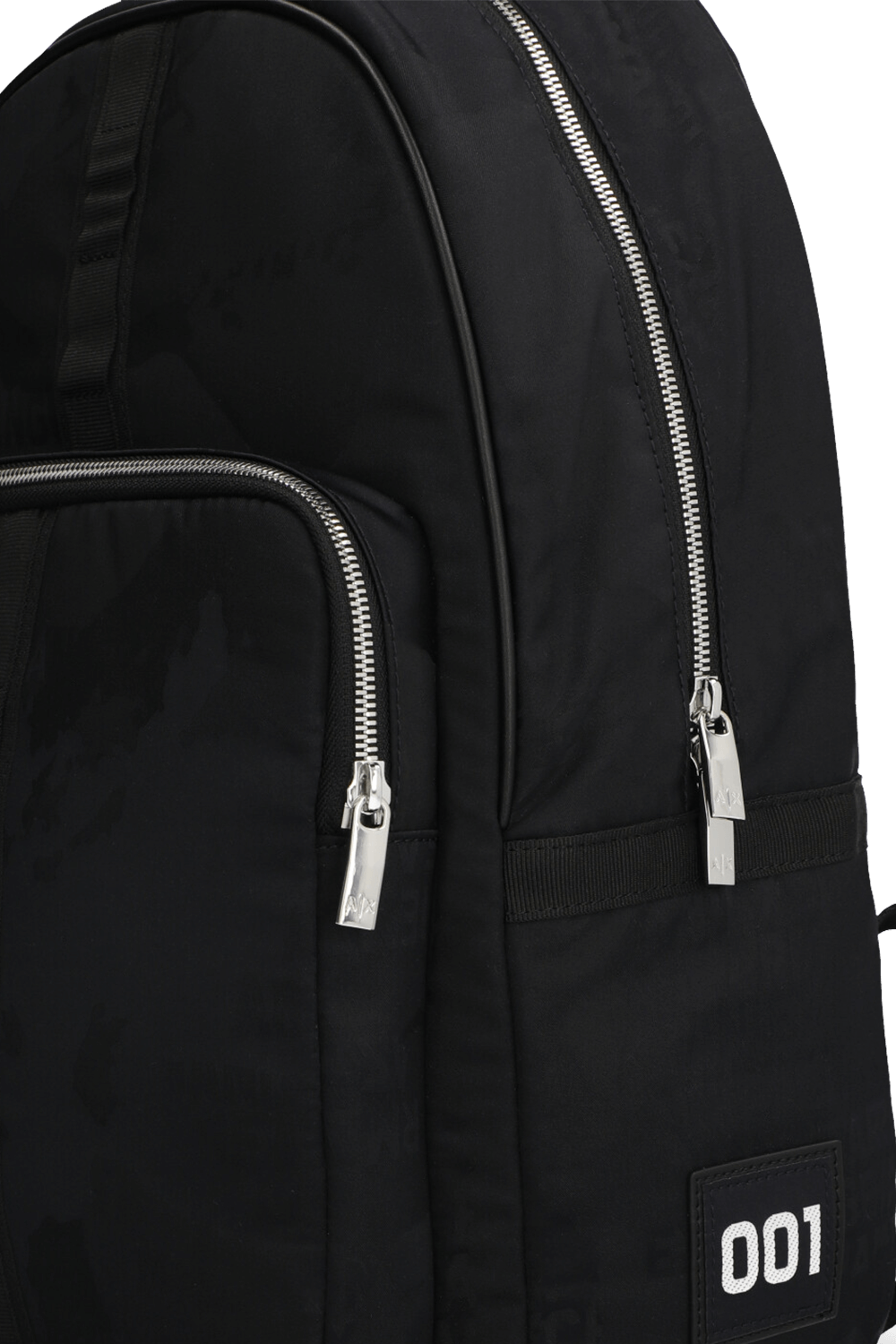 תמונת תקריב של תיק גב ARMANI EXCHANGE