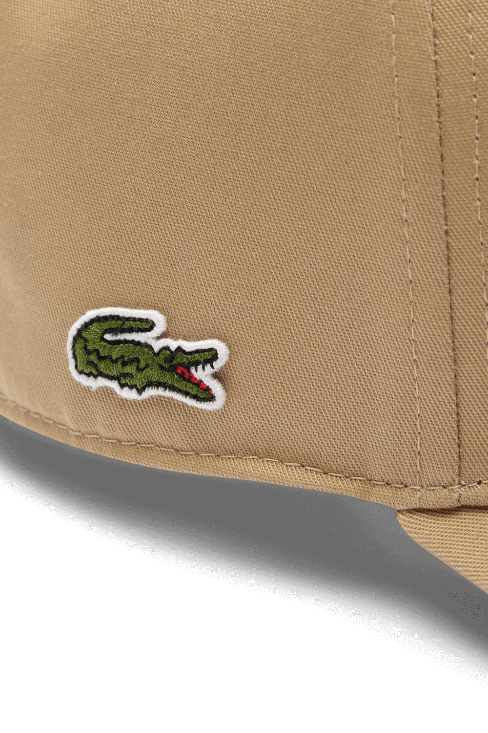 תמונת תקריב של כובע מצחייה LACOSTE