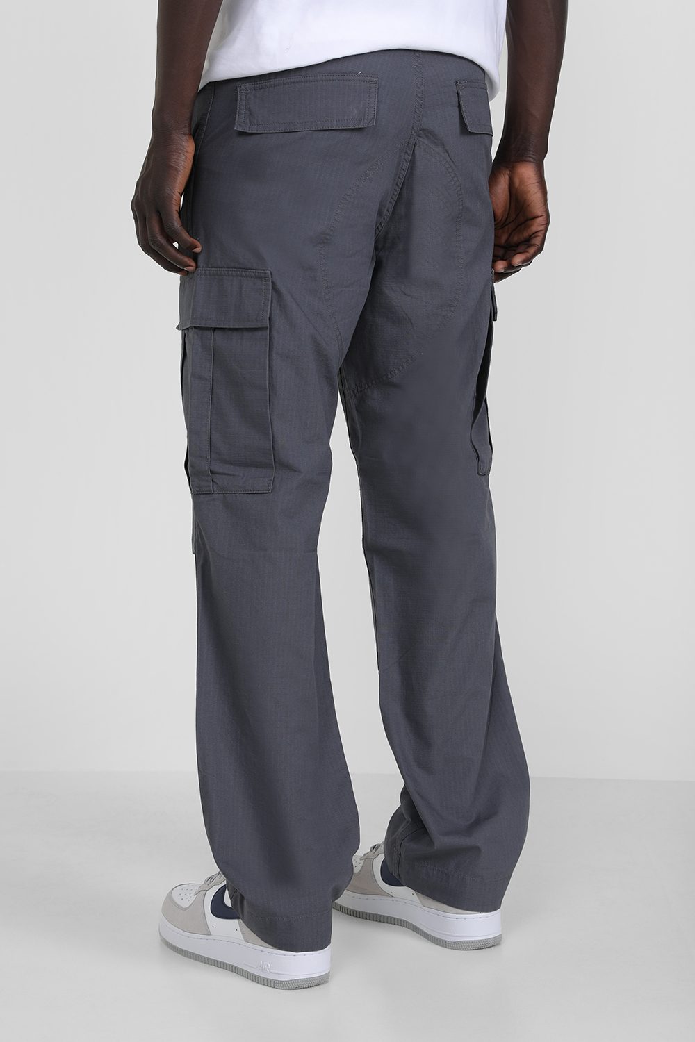 תמונת תקריב דוגמן של מכנסי קרגו CARHARTT WIP