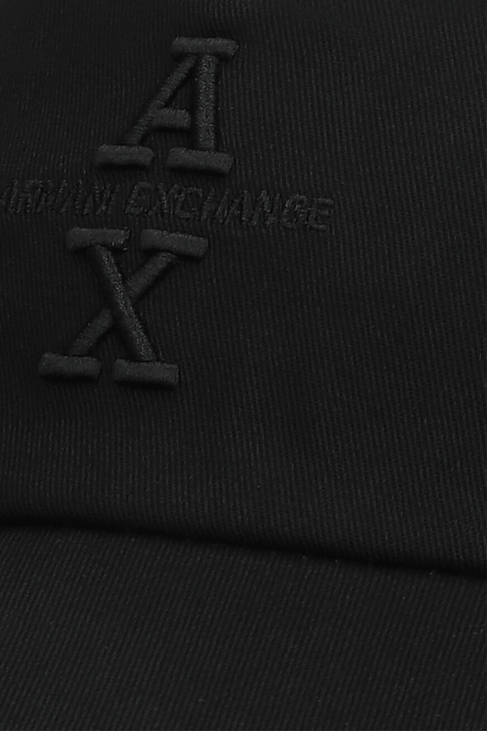 תמונת תקריב של כובע בייסבול ARMANI EXCHANGE