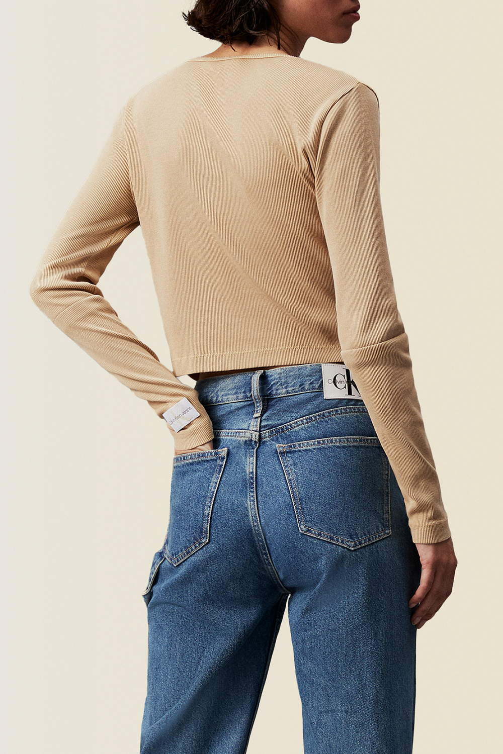 תמונת דוגמן אחורית של חולצת טי כפתורים ריב CALVIN KLEIN