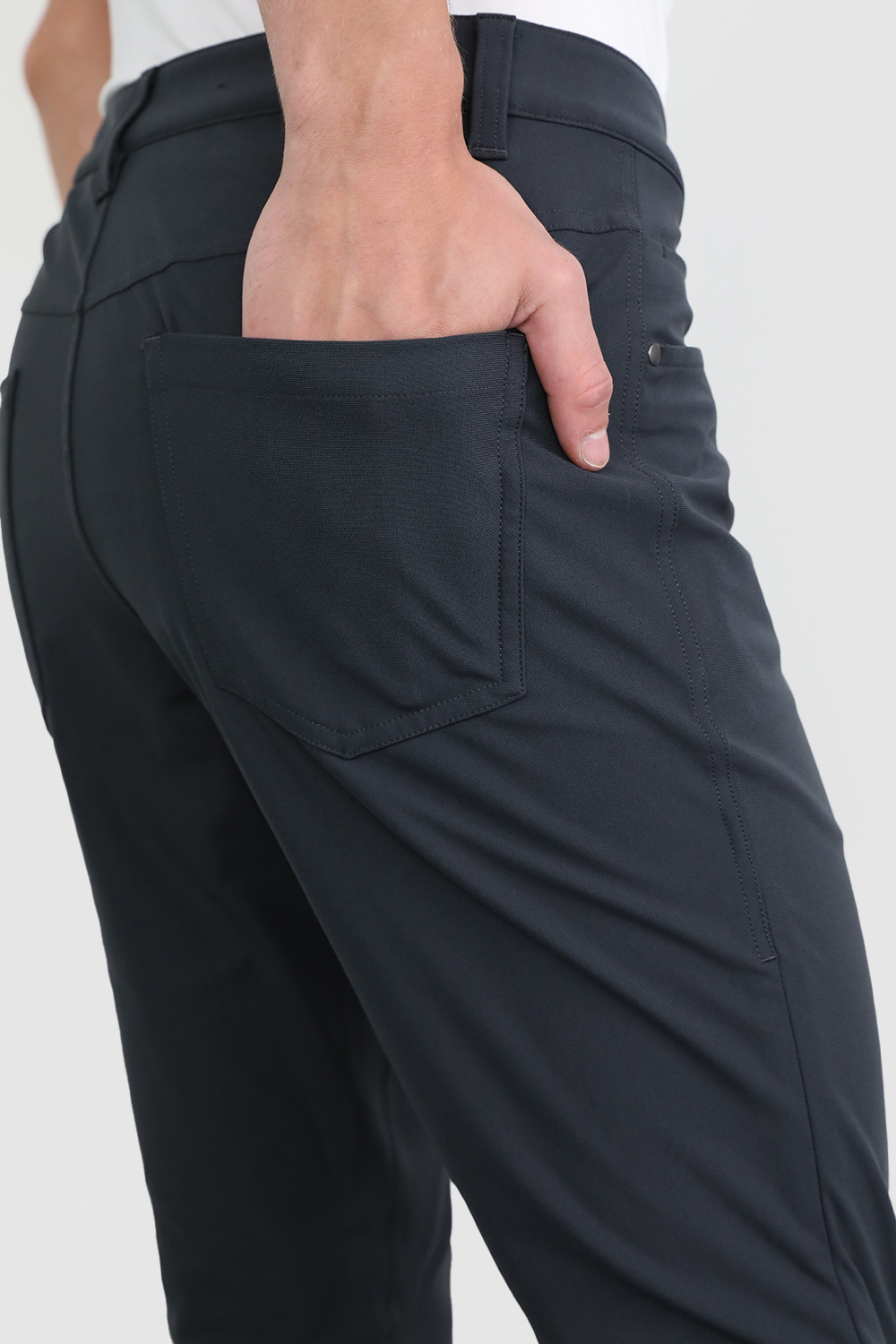 תמונת תקריב דוגמן של ABC Slim-Fit Pant 34"
