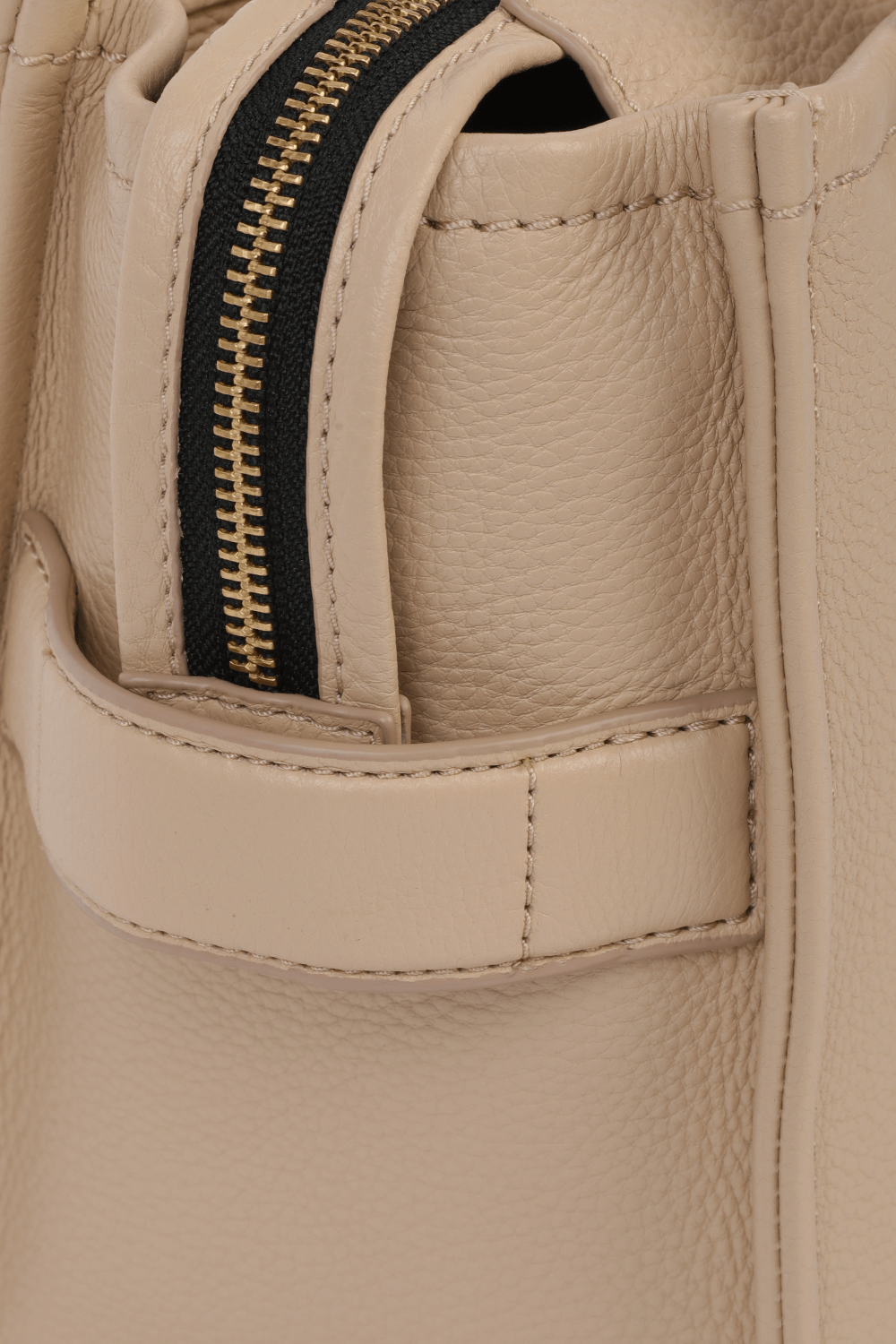 תמונת תקריב של The Leather Mini Traveler Tote Bag in Light Beige