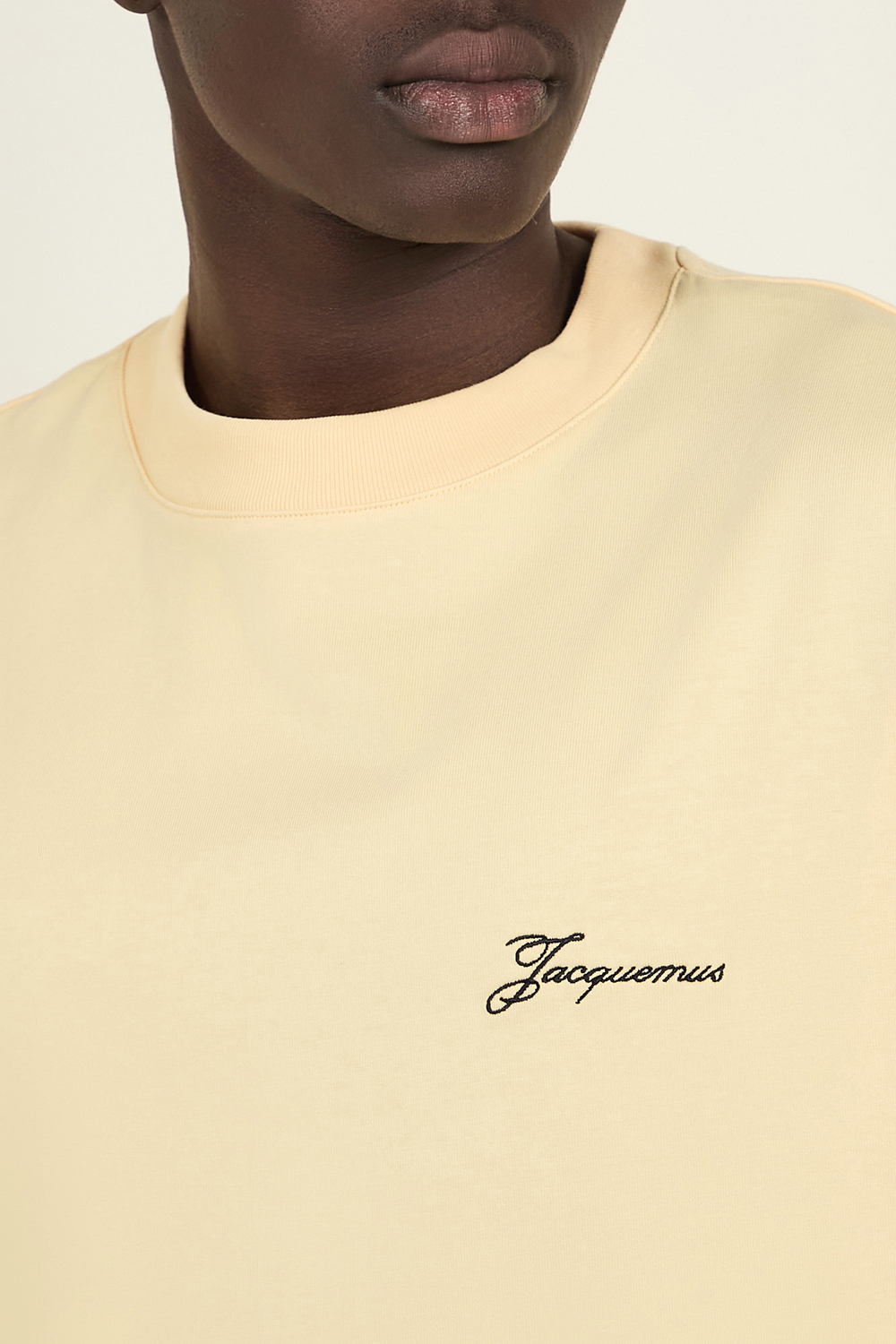 תמונת דוגמן אחורית של חולצת טי JACQUEMUS