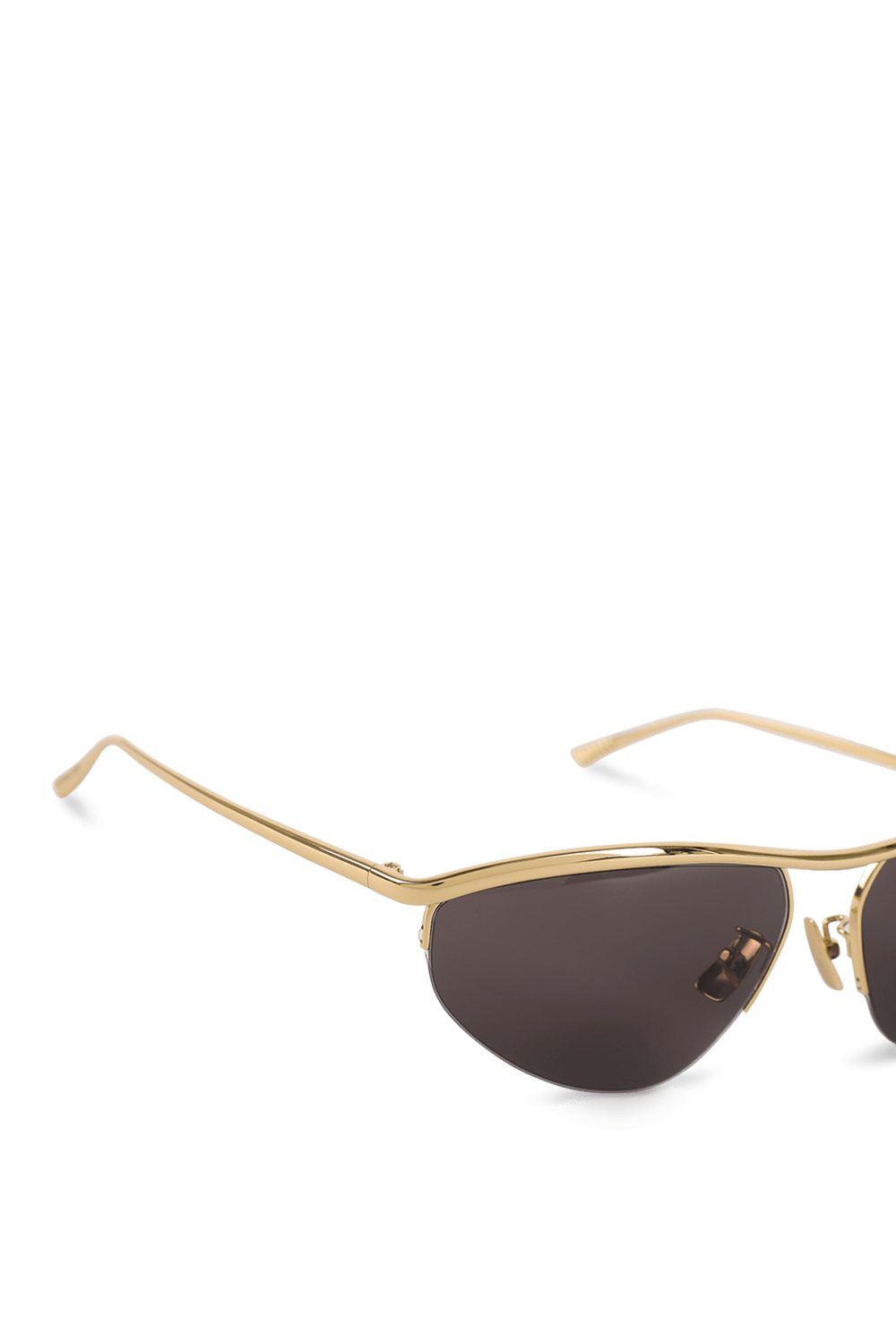 תמונת תקריב של משקשפי שמש עם מסגרת זהב BOTTEGA VENETA