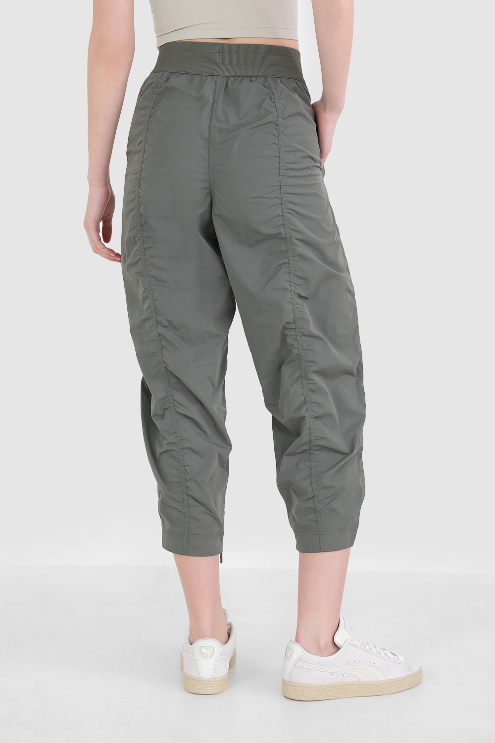 תמונת דוגמן אחורית של Front-Zip Mid-Rise Ruched Crop LULULEMON