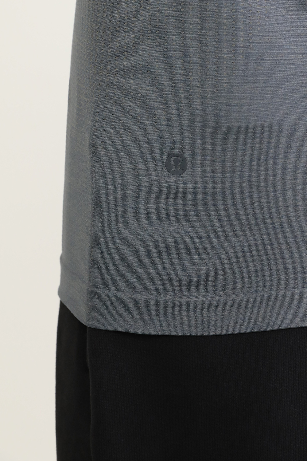 תמונת תקריב דוגמן של Metal Vent Tech Short Sleeve